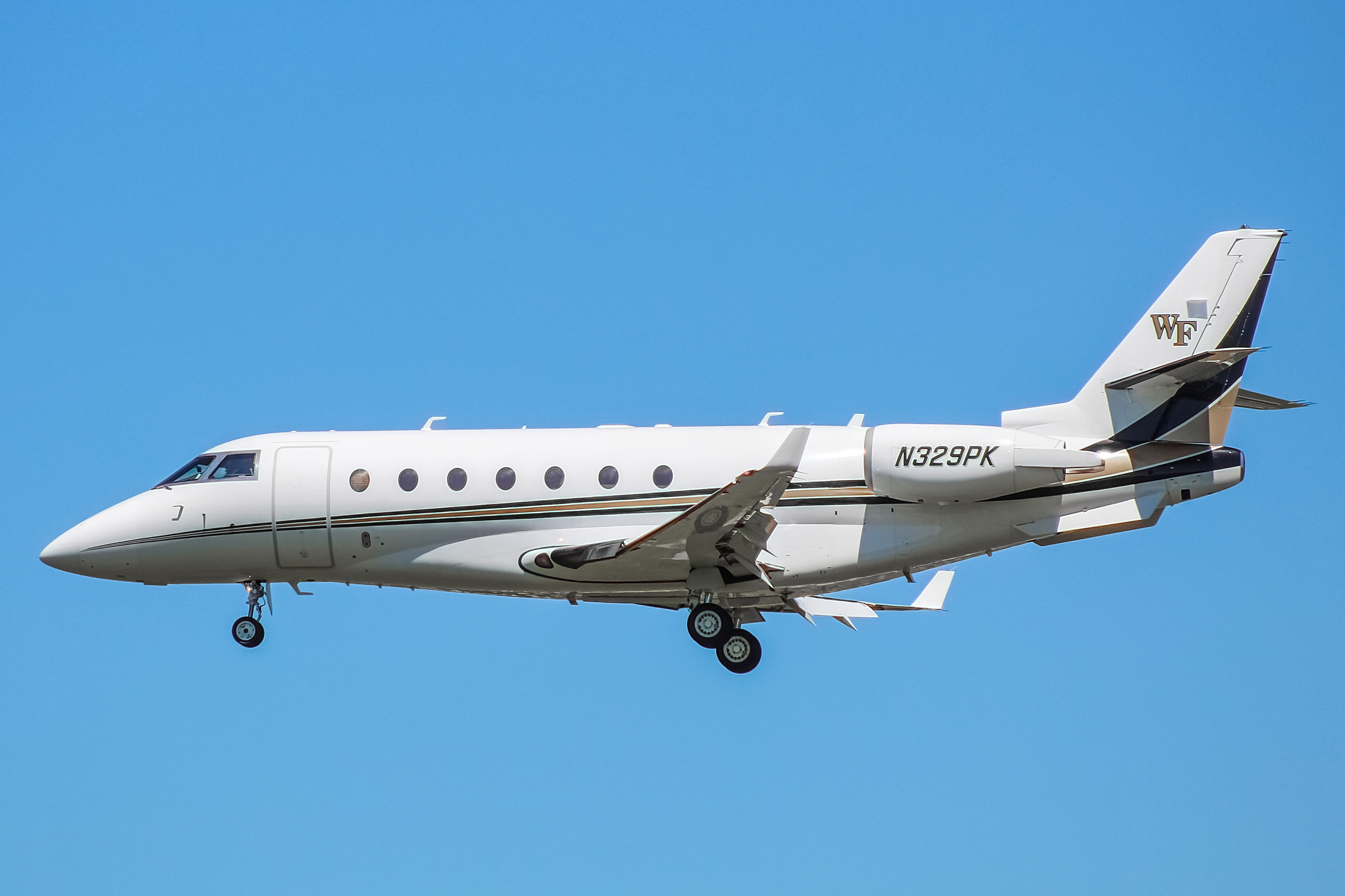 Full size: PRIVATE Gulfstream G200 N329PK at Green Bay-Austin Straubel International Airport