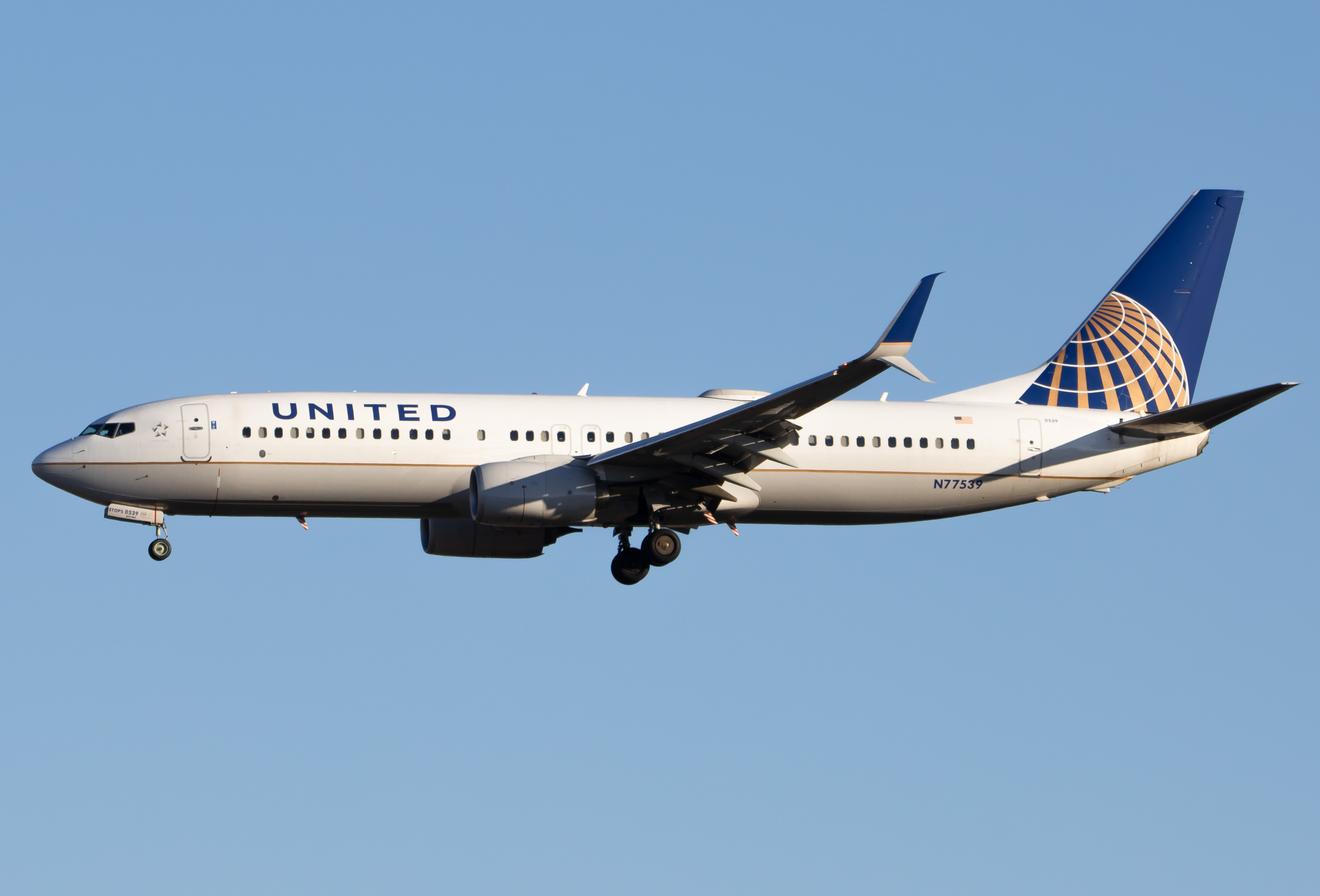 Full size: United Airlines Boeing 737-800 N77539 at Newark Liberty International Airport