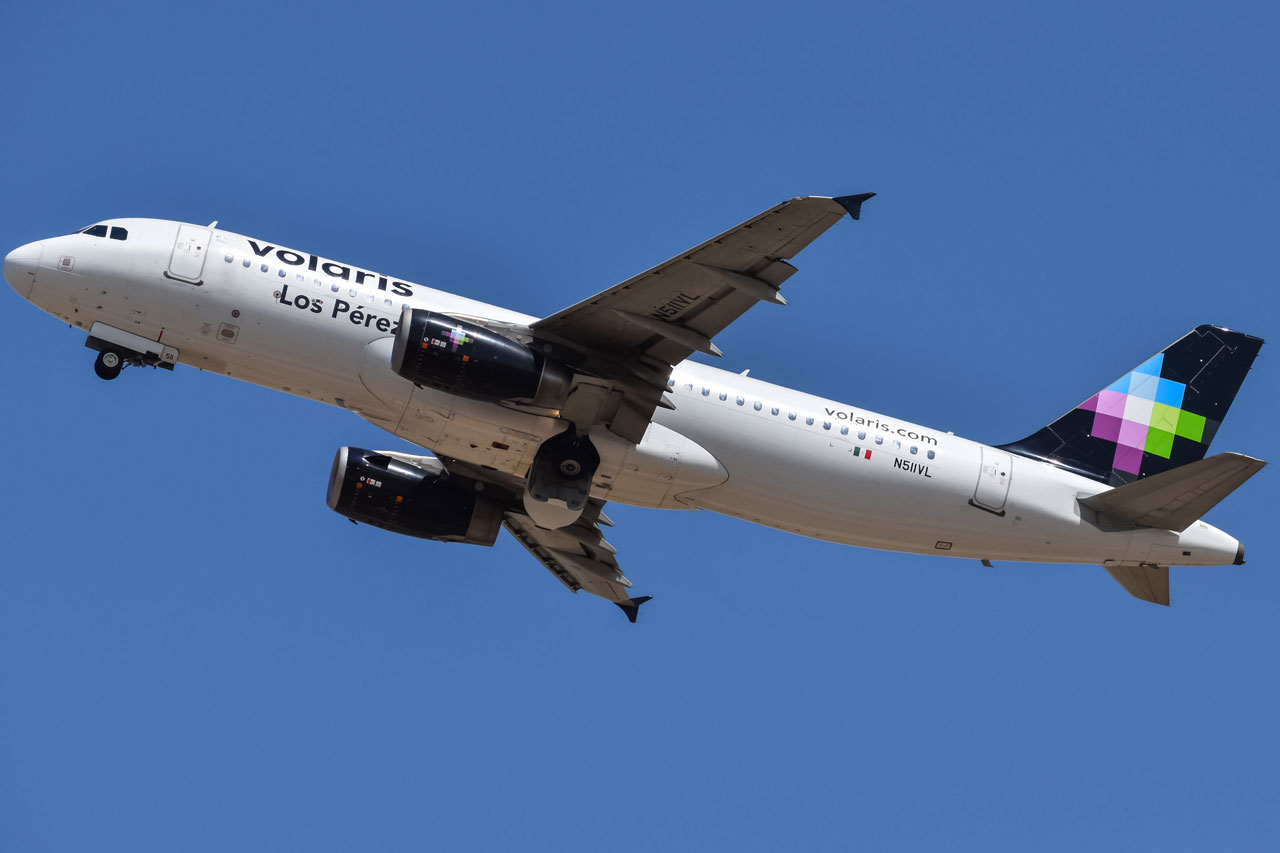 Full size: Volaris Airbus A320 N511VL at Denver International Airport