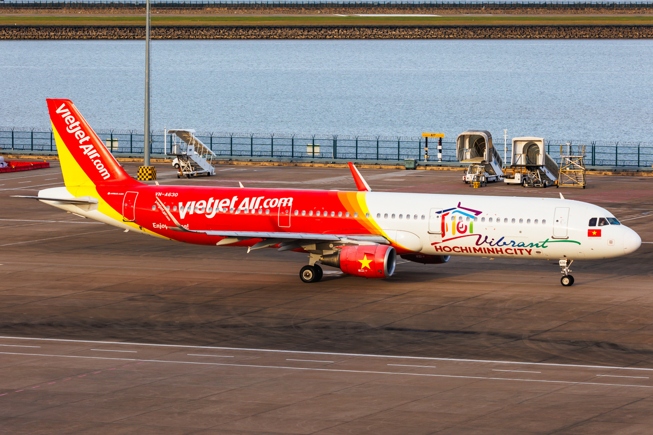 Full size: VietJet Air Airbus A321-200 VN-A630 at Macau International Airport