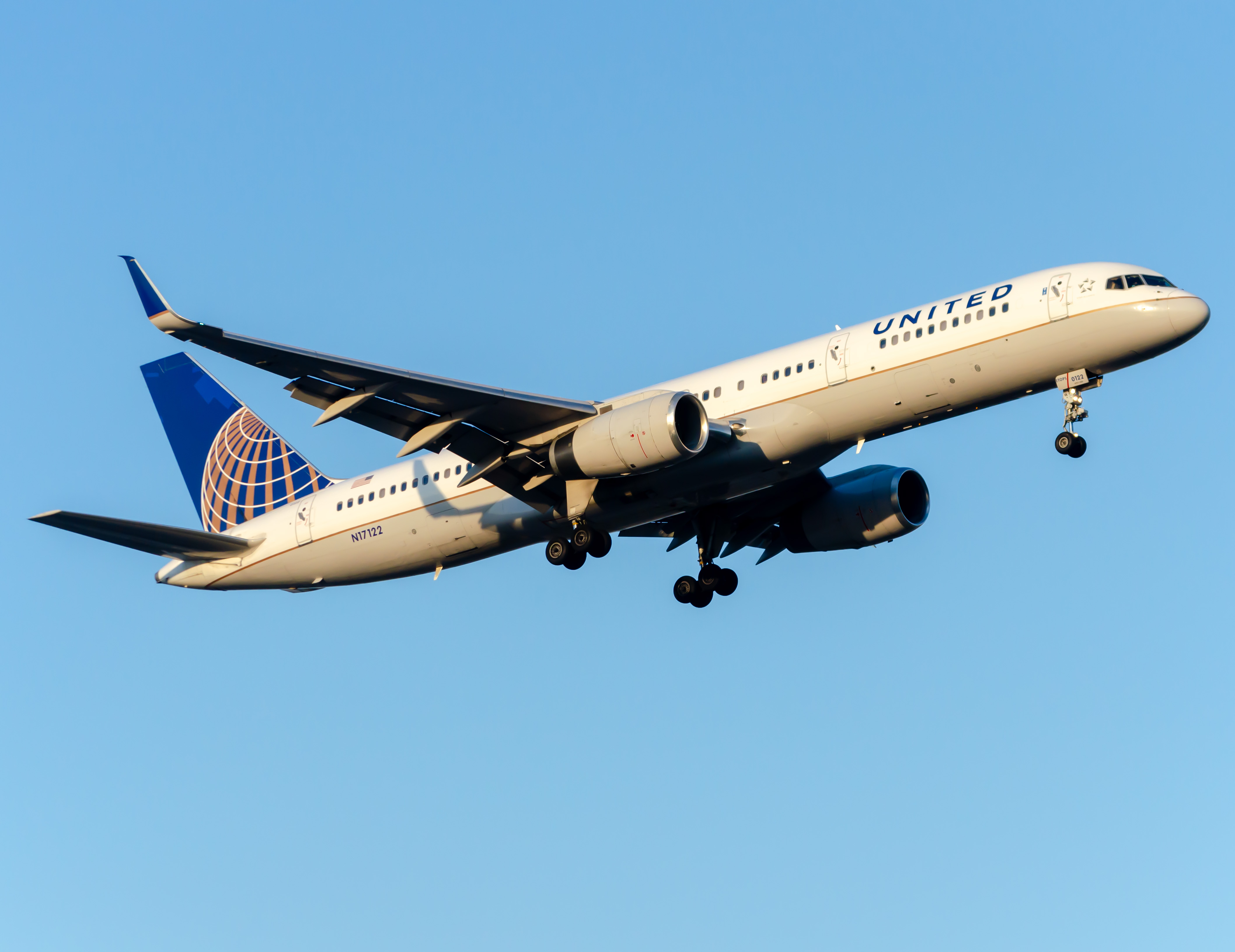Full size: United Airlines Boeing 757-200 N17122 at Newark Liberty International Airport
