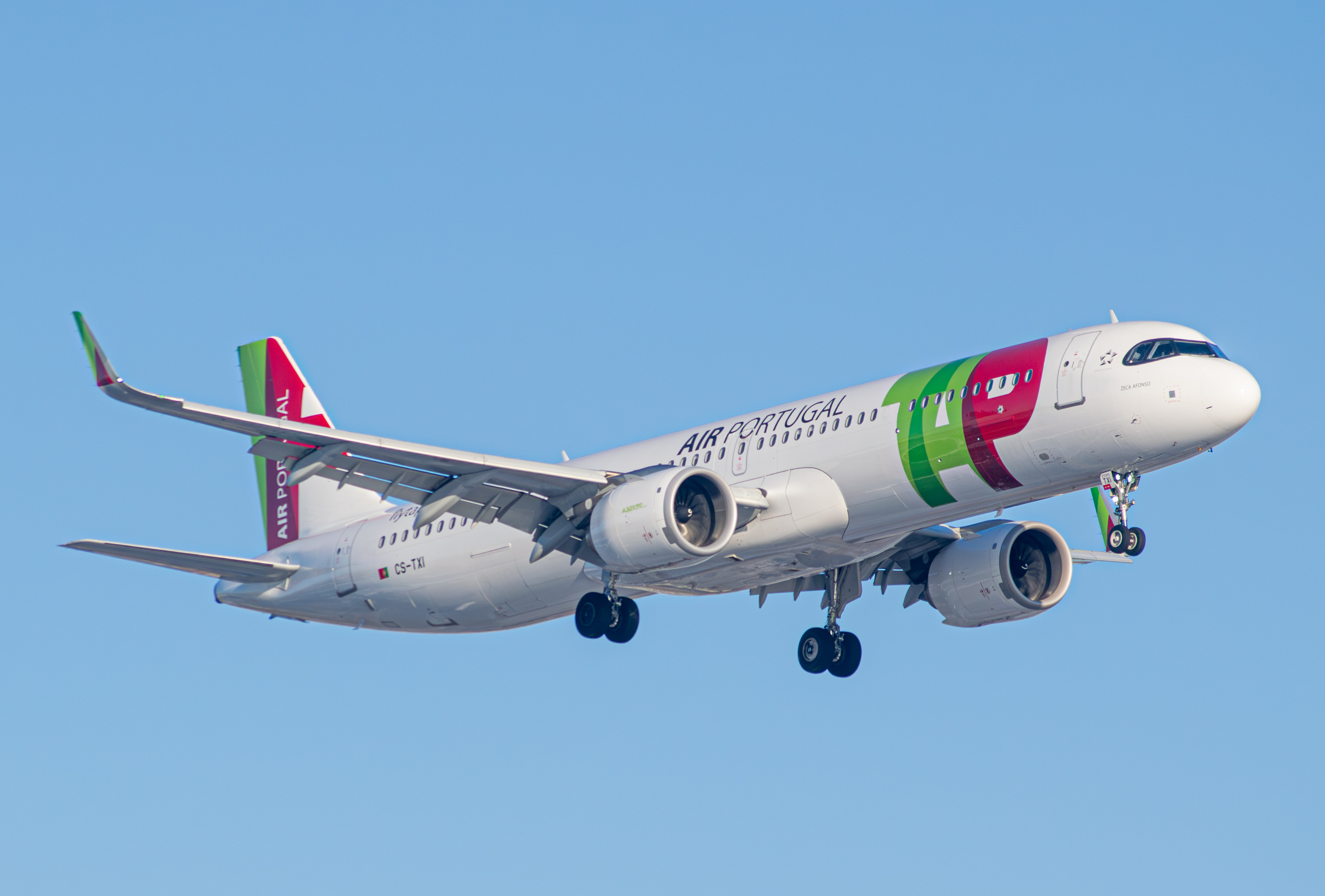 Full size: TAP Air Portugal Airbus A321NEO CS-TXI at Newark Liberty International Airport