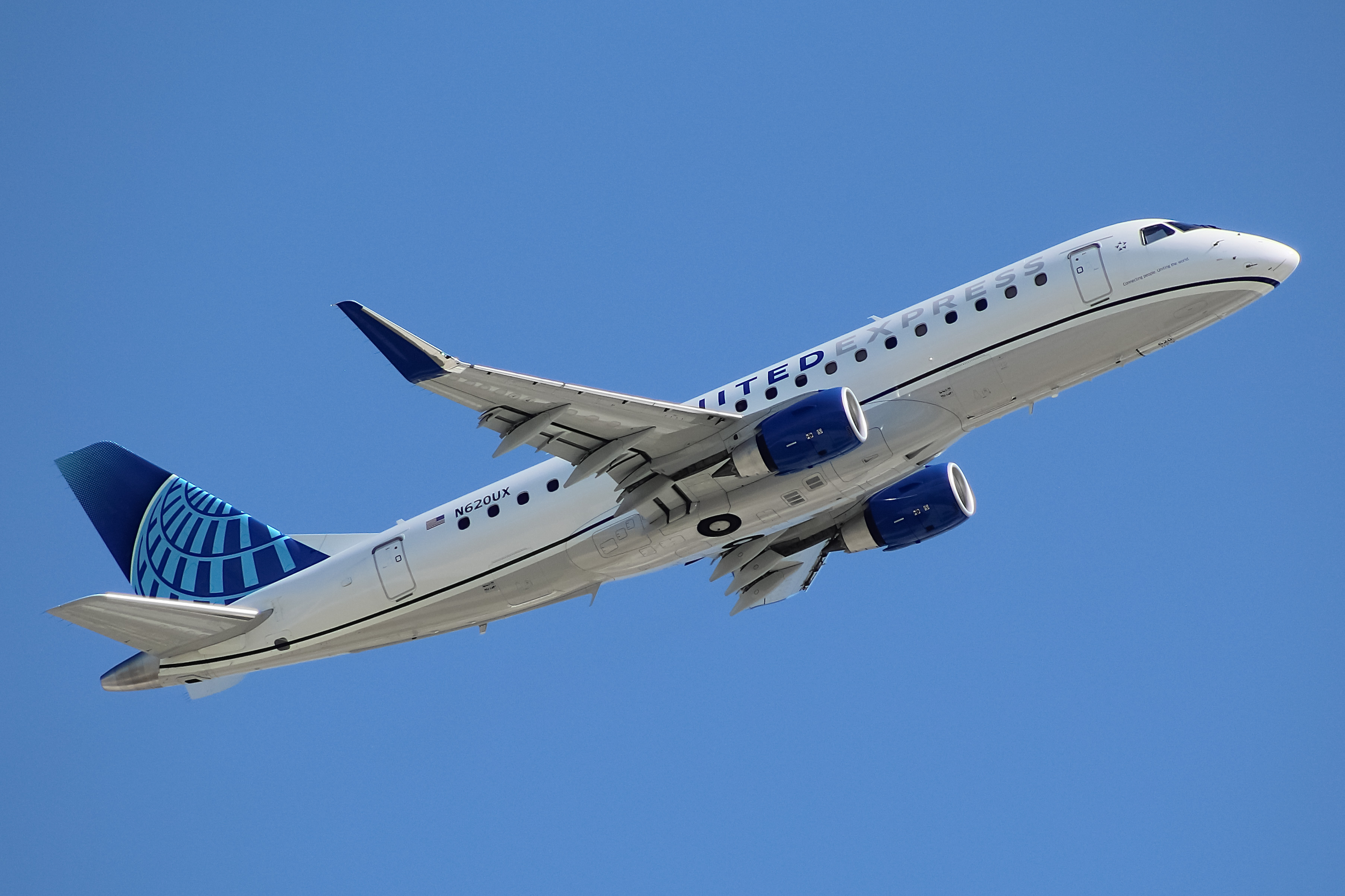 Full size: United Express Embraer E175 N620UX at Chicago O'Hare International Airport