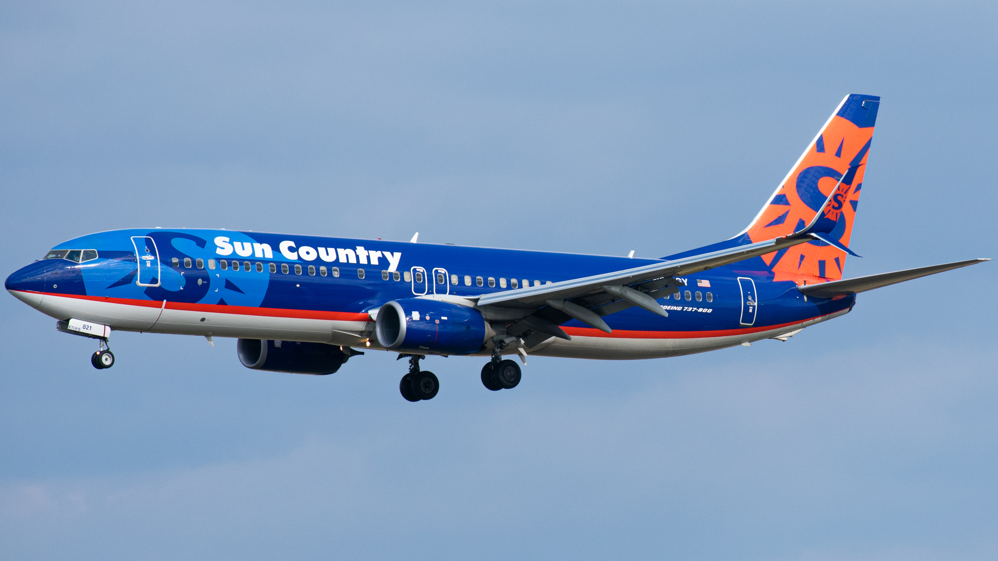 Full size: Sun Country Airlines Boeing 737-800 N821SY at Philadelphia International Airport
