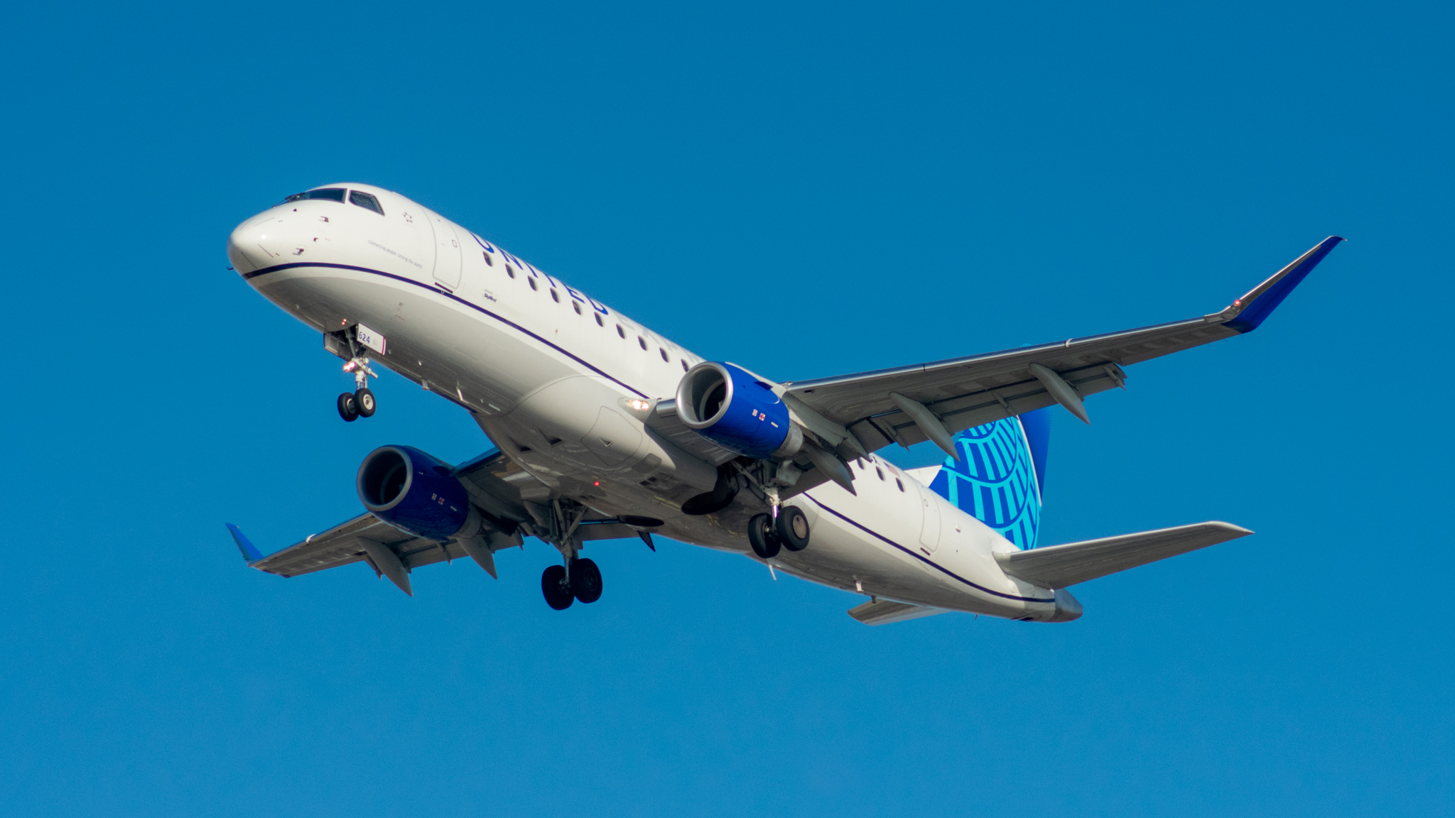 Full size: United Express Embraer E175 N624UX at Chicago O'Hare International Airport