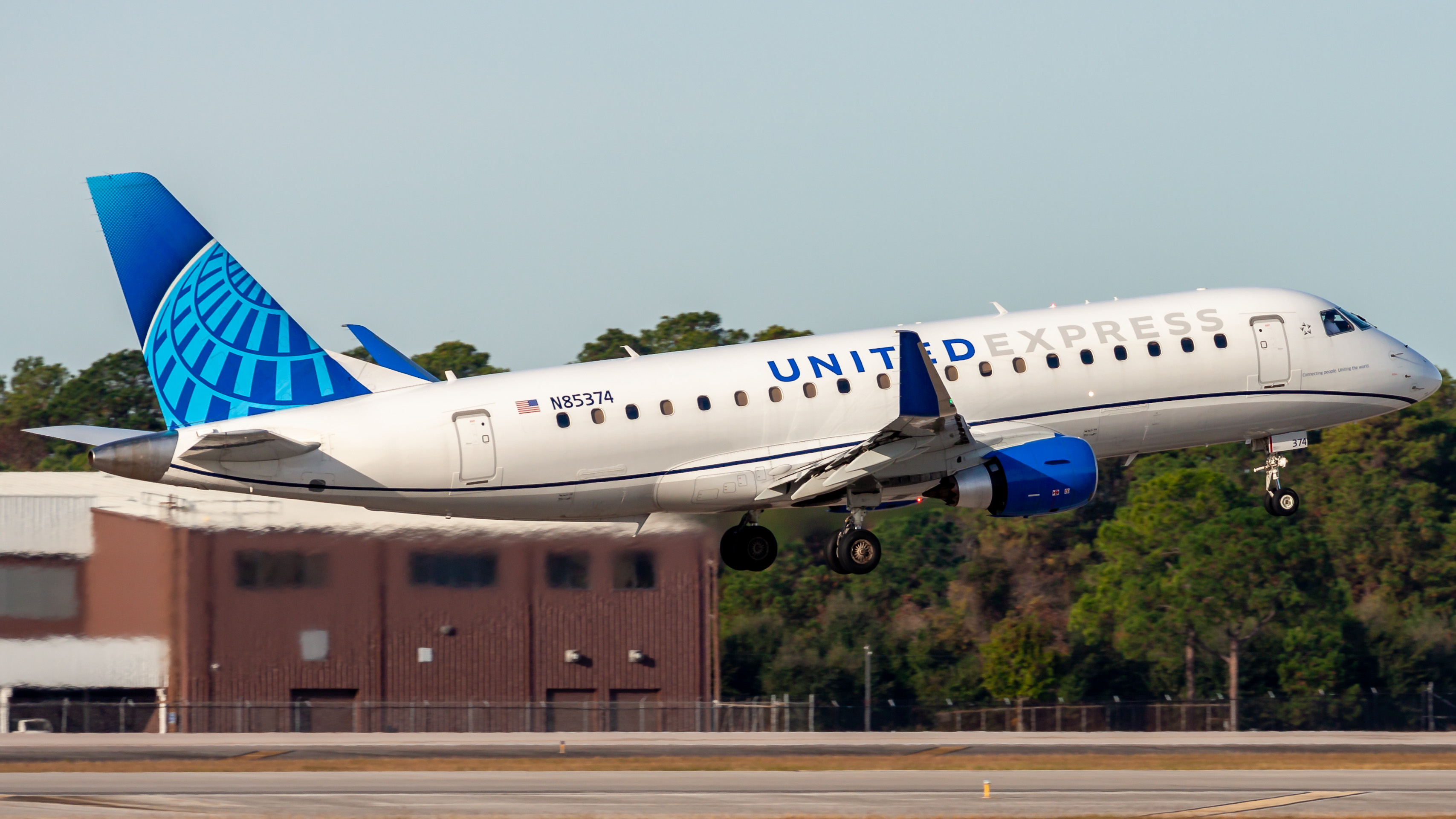 Full size: United Express Embraer E175 N85374 at Houston-George Bush Intercontinental Airport