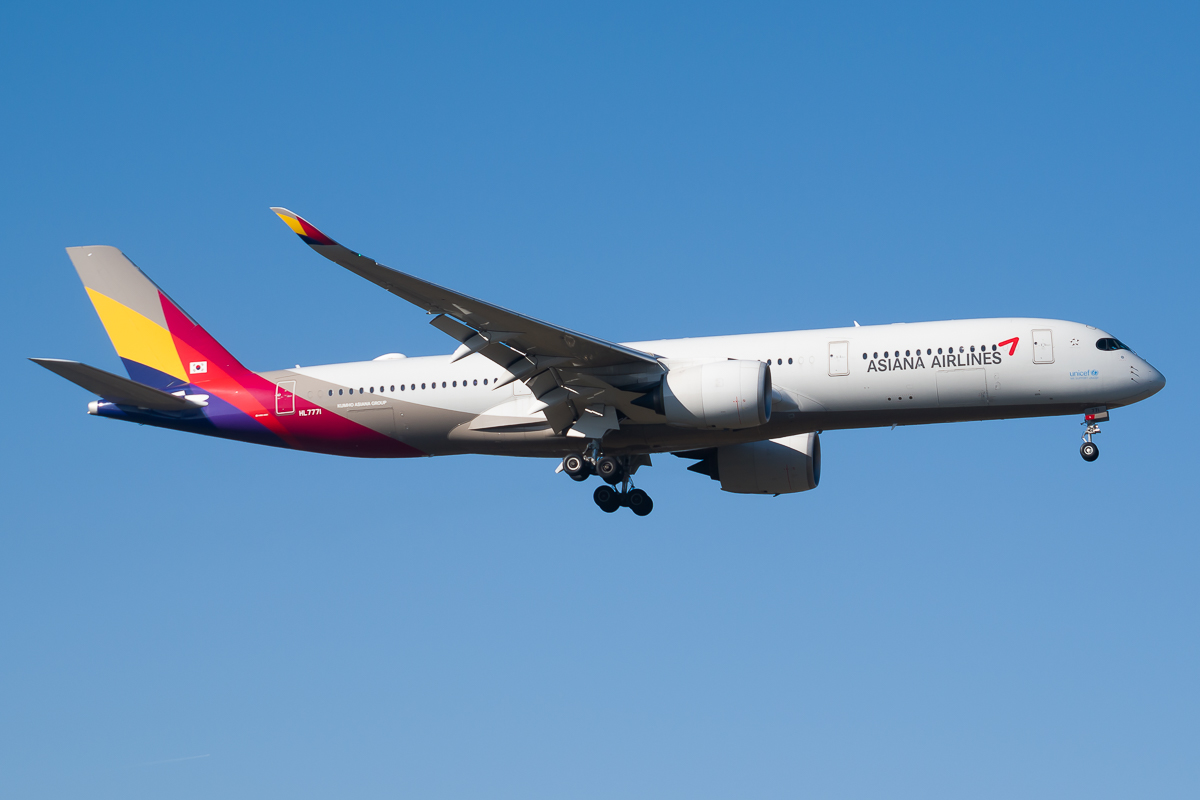 Full size: Asiana Airlines Airbus A350-900 HL7771 at Frankfurt International Airport