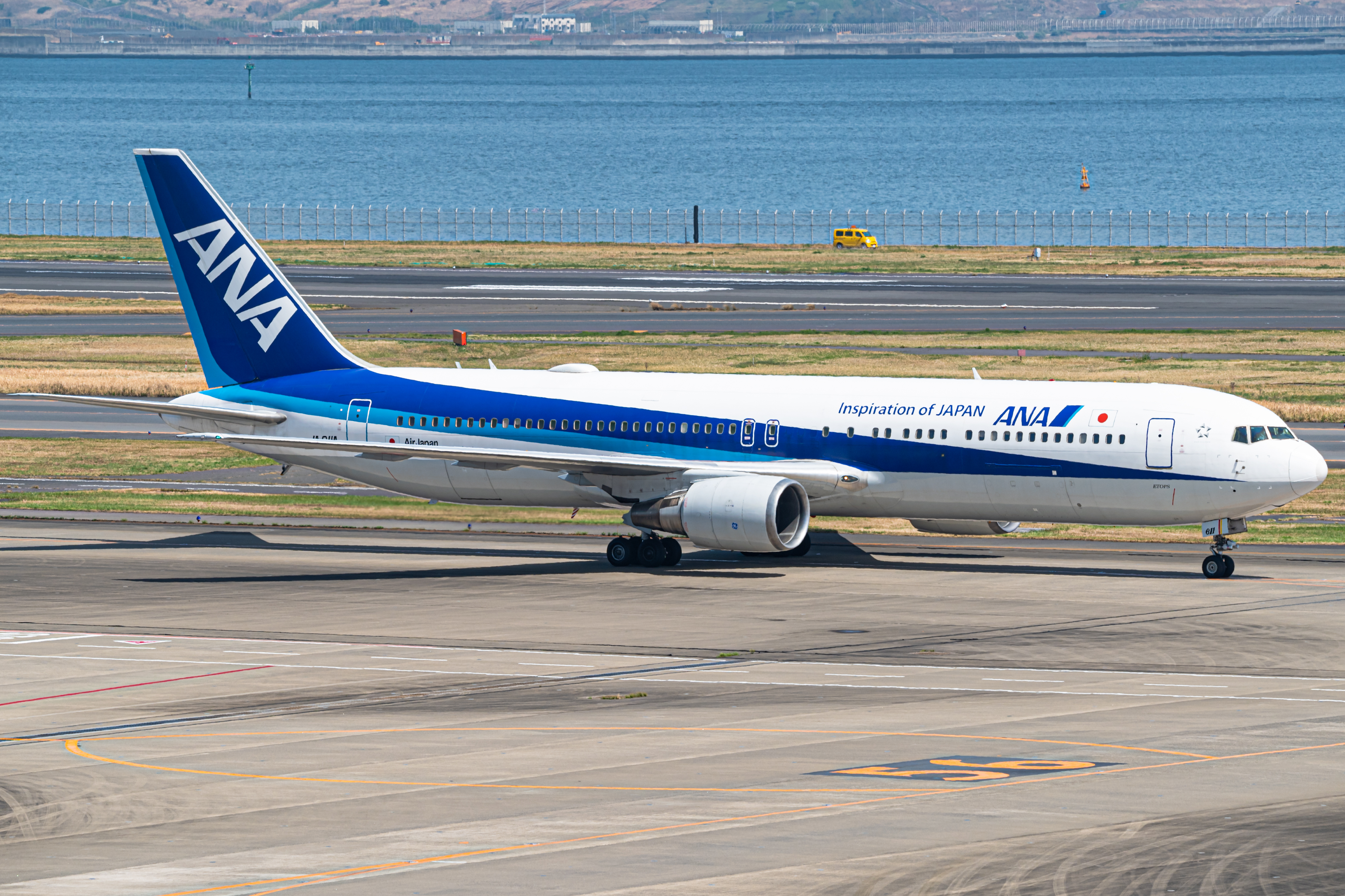 Full size: All Nippon Airways Boeing 767-300ER JA611A at Tokyo-Haneda Airport