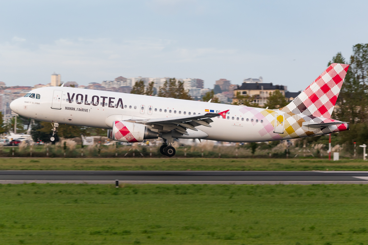 Full size: Volotea Airbus A320 EC-NOQ at Santander Airport