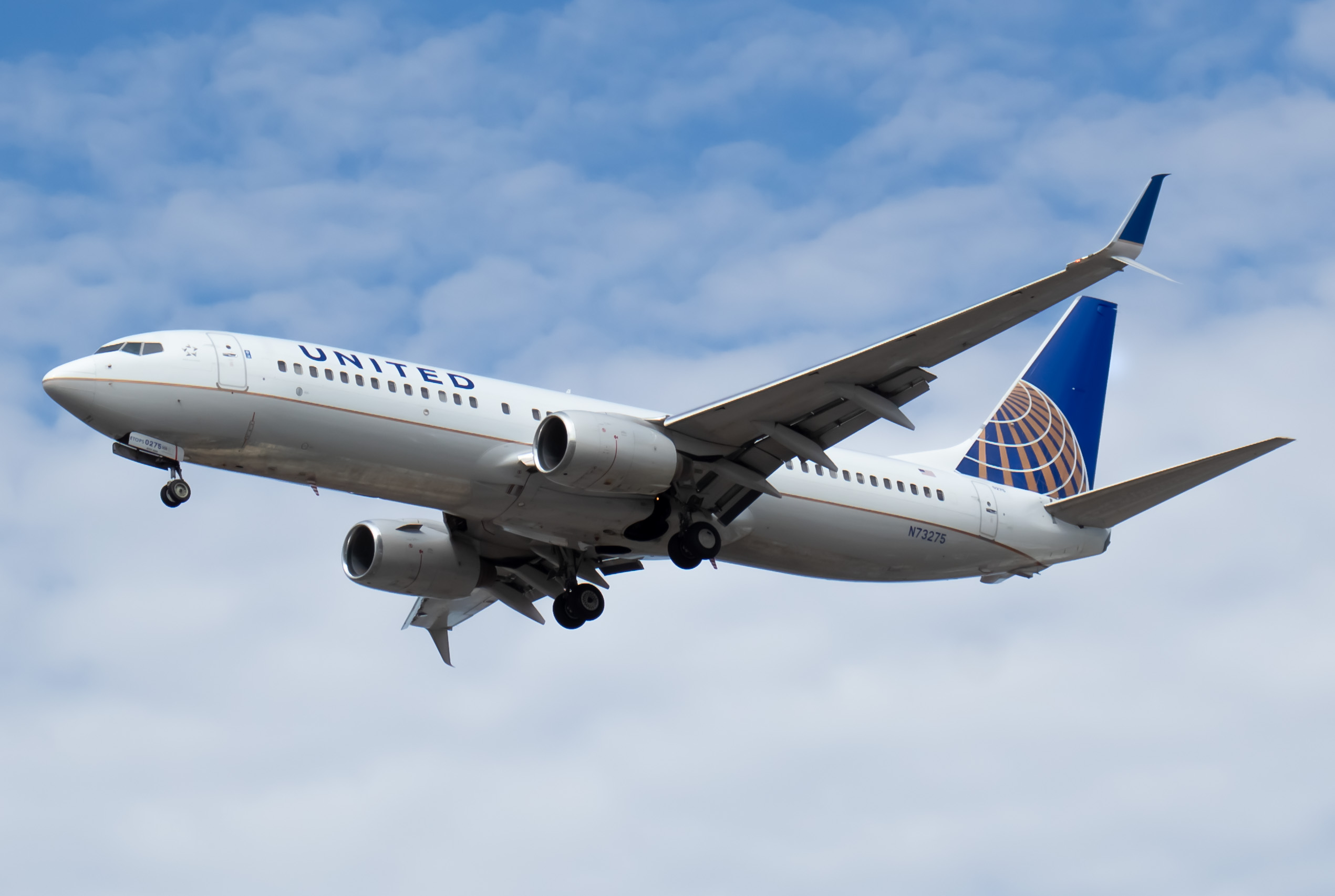 Full size: United Airlines Boeing 737-800 N73275 at Newark Liberty International Airport