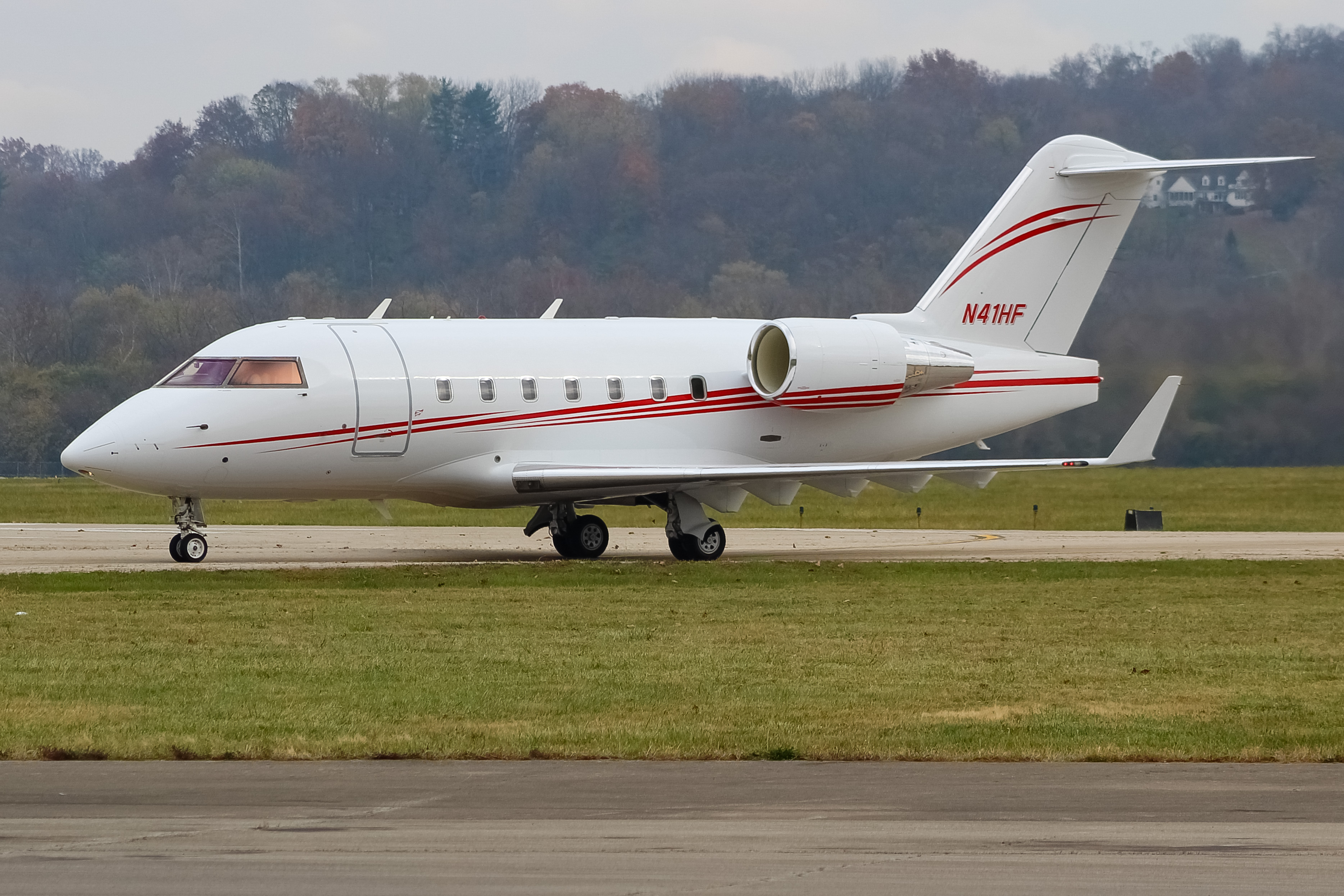 Full size: PRIVATE Bombardier Challenger 604  N41HF at Cincinnati Municipal Airport/Lunken Field