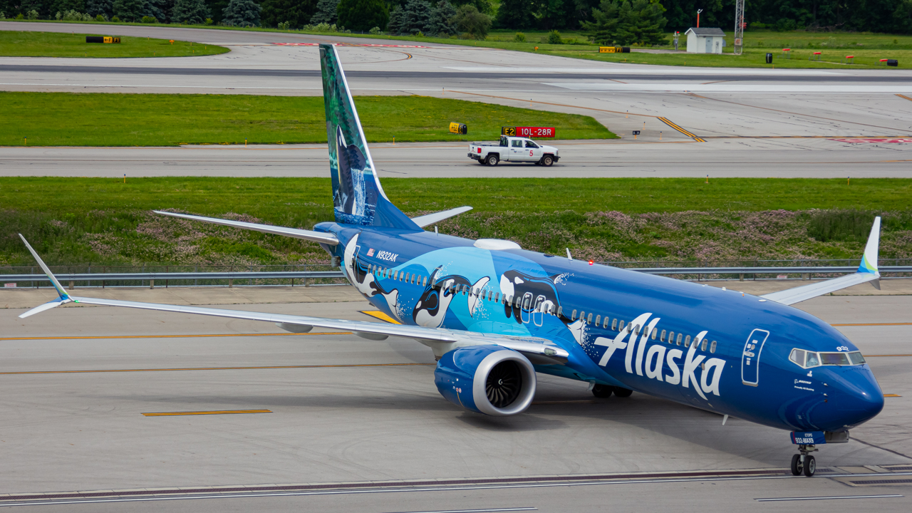 Full size: Alaska Airlines Boeing 737 MAX 9 N932AK at John Glenn Columbus International Airport