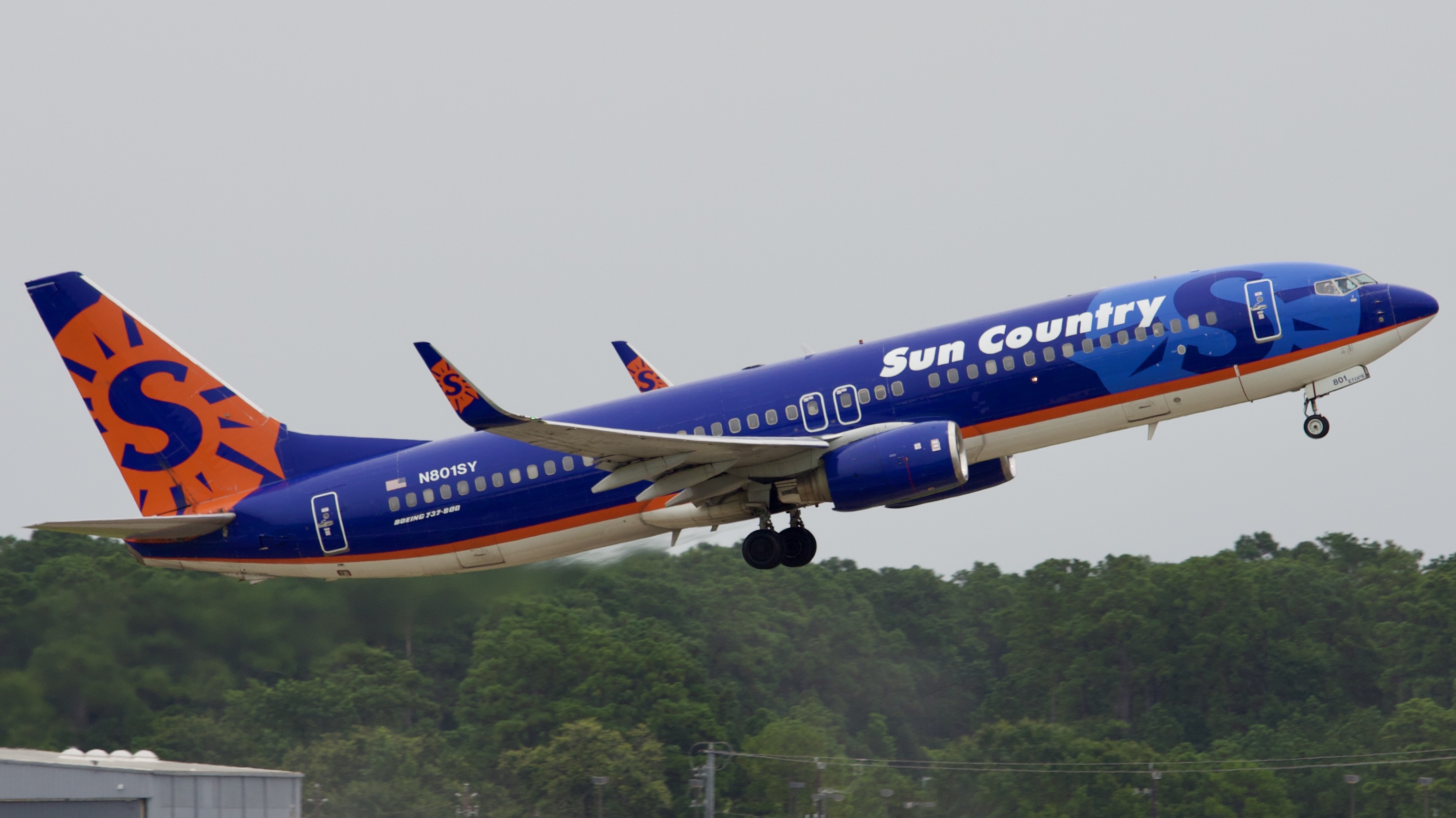 Full size: Sun Country Airlines Boeing 737-800 N801SY at Houston-George Bush Intercontinental Airport