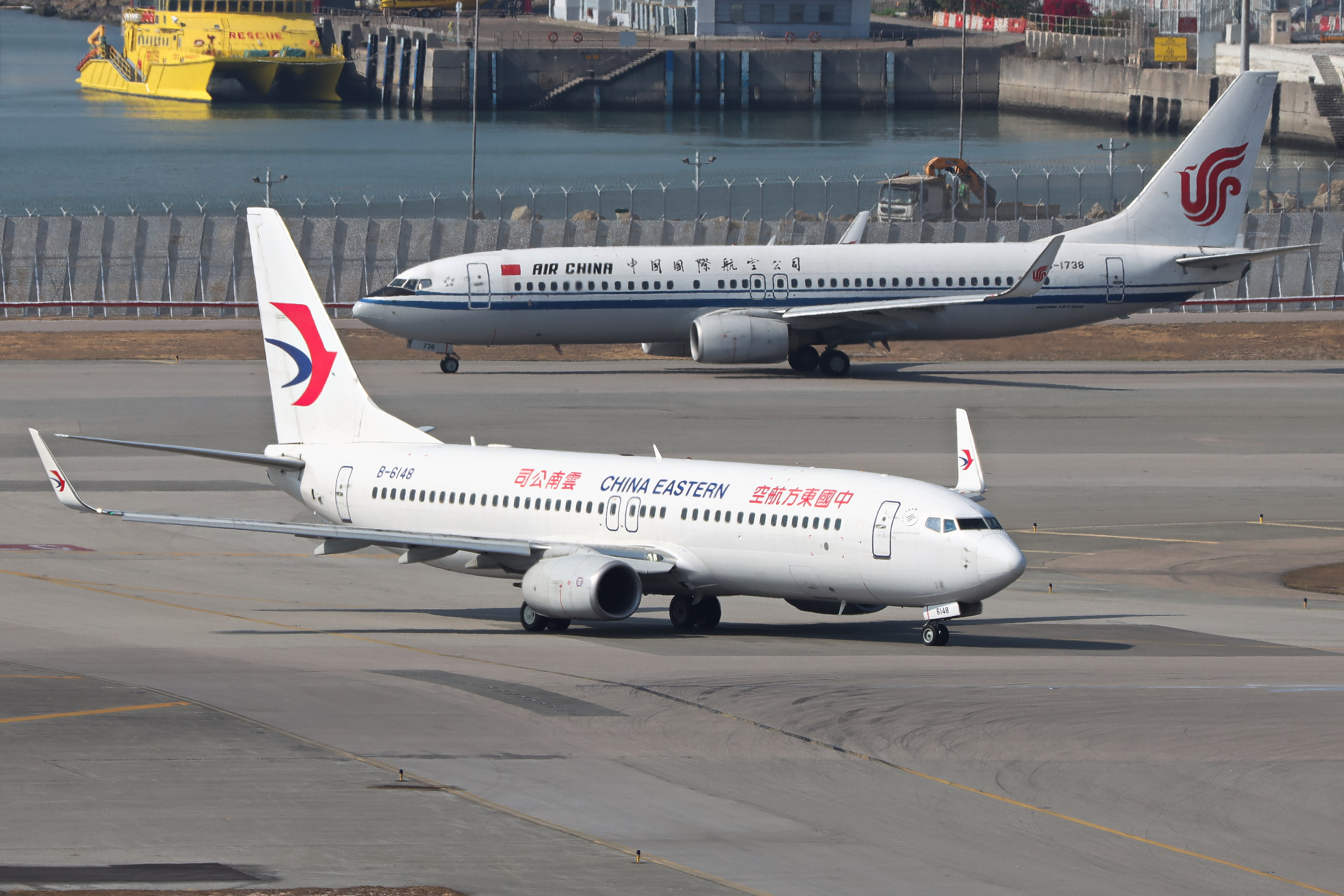 Full size: China Eastern Airlines Boeing 737-800 B-6148 at Hong Kong International Airport