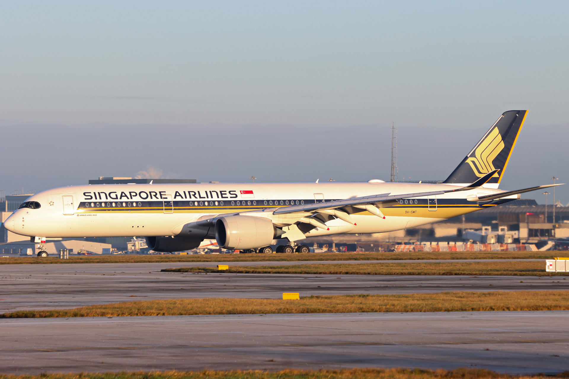 Full size: Singapore Airlines Airbus A350-900 9V-SMT at Manchester Airport