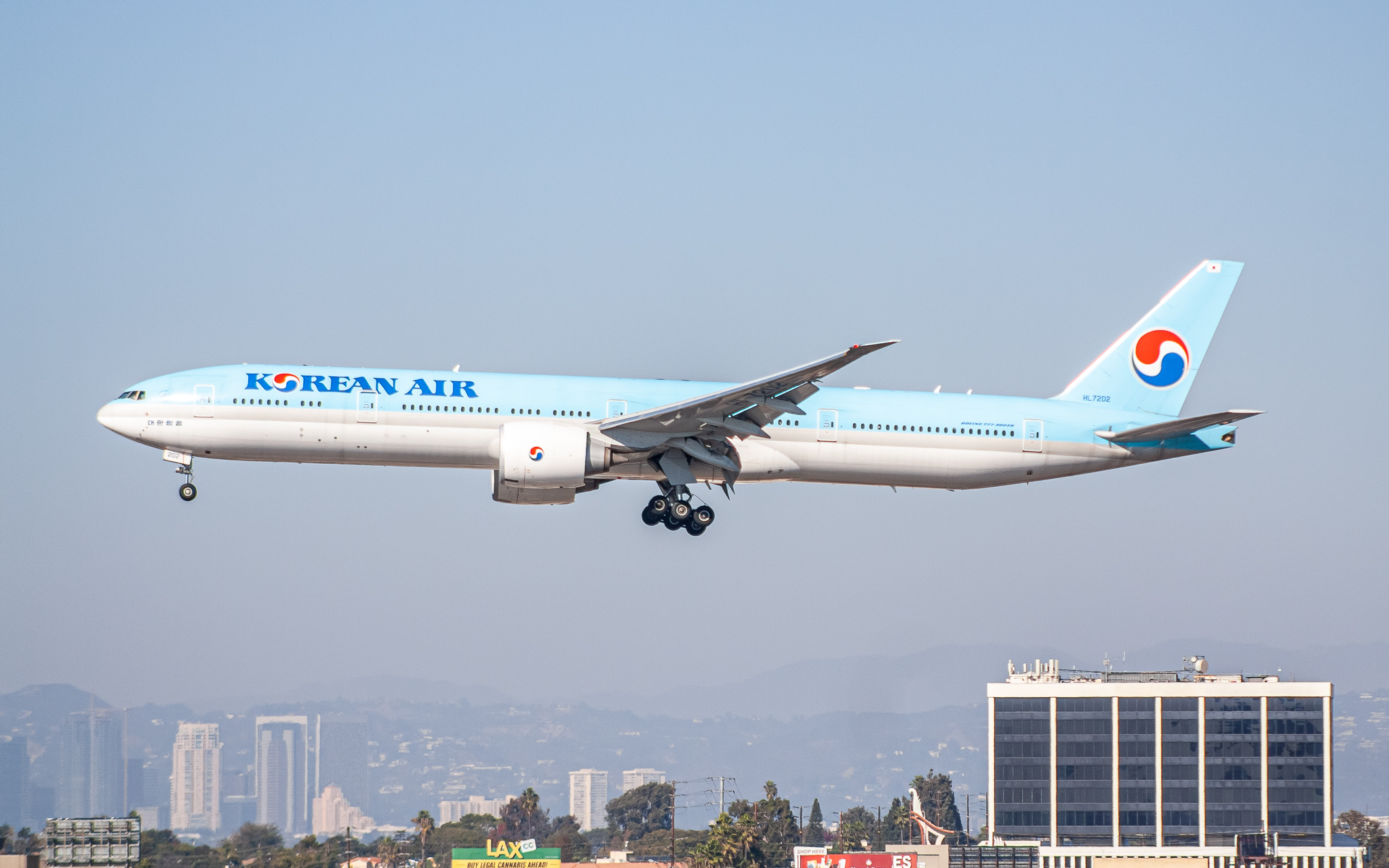 Full size: Korean Air Boeing 777-300ER HL7202 at Los Angeles International Airport