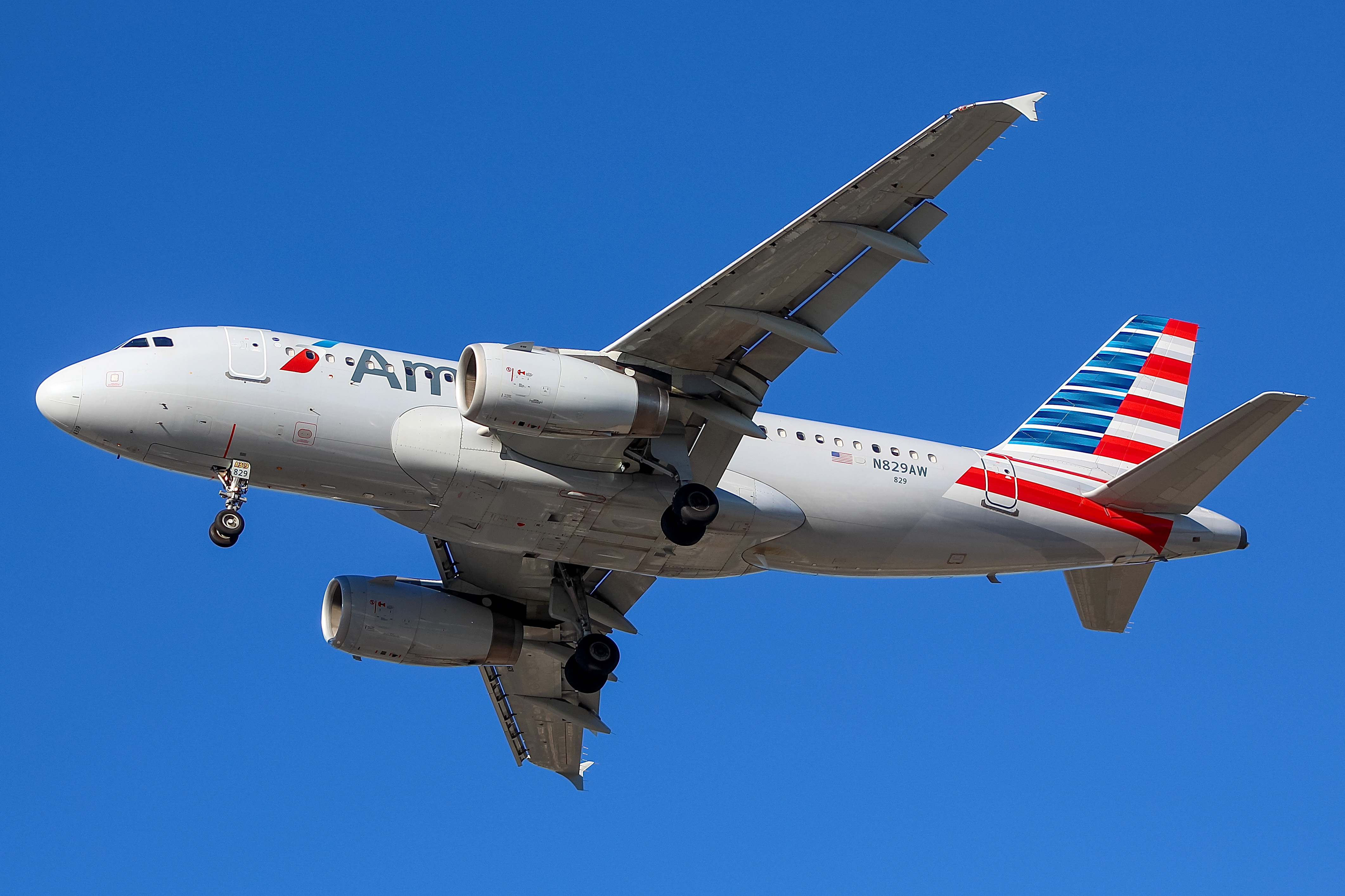 Full size: American Airlines Airbus A319 N829AW at General Mitchell International Airport