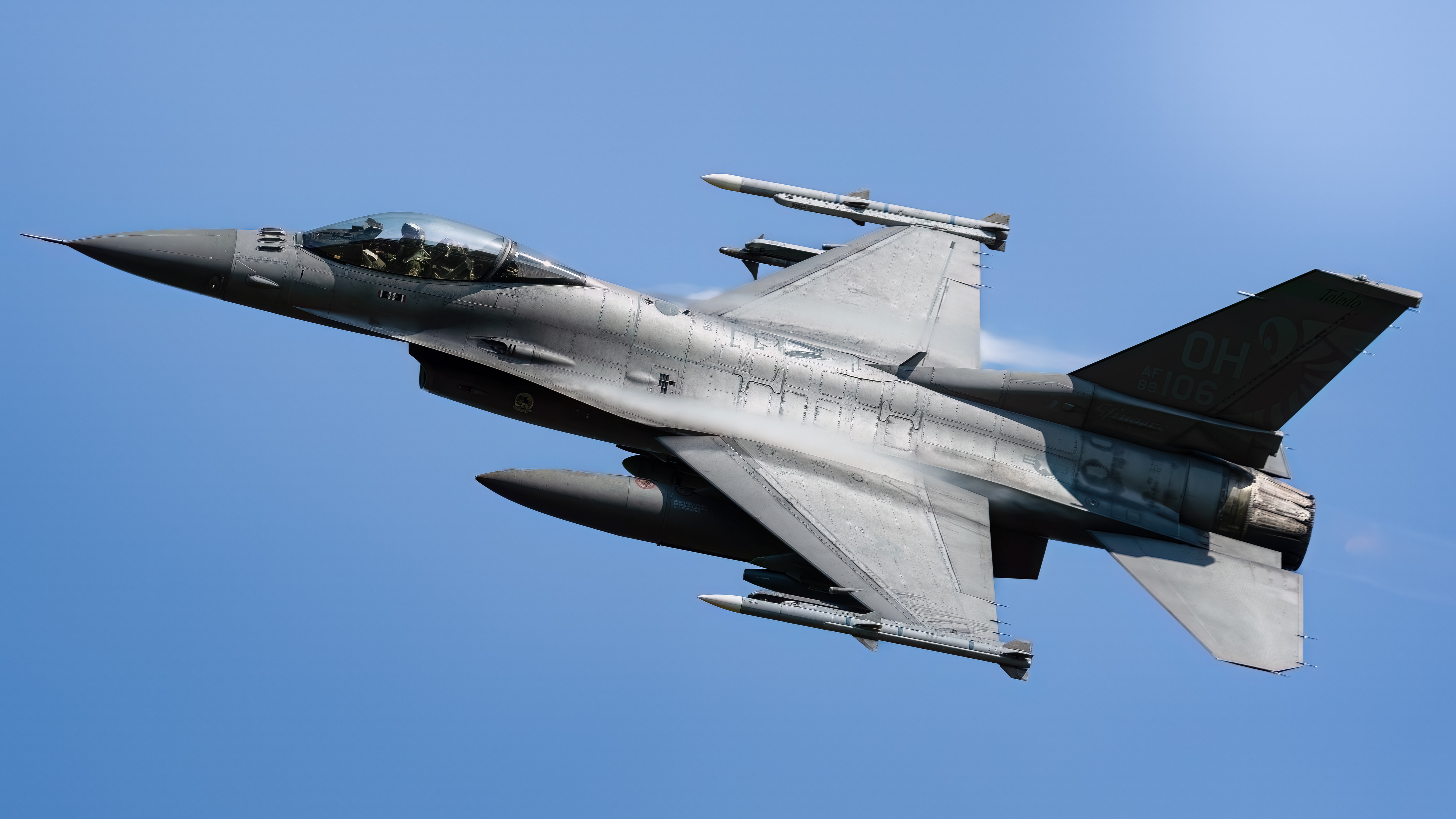 Full size: USAF - United States Air Force General Dynamics F-16 Fighting Falcon 89-2106 at Toledo Express Airport