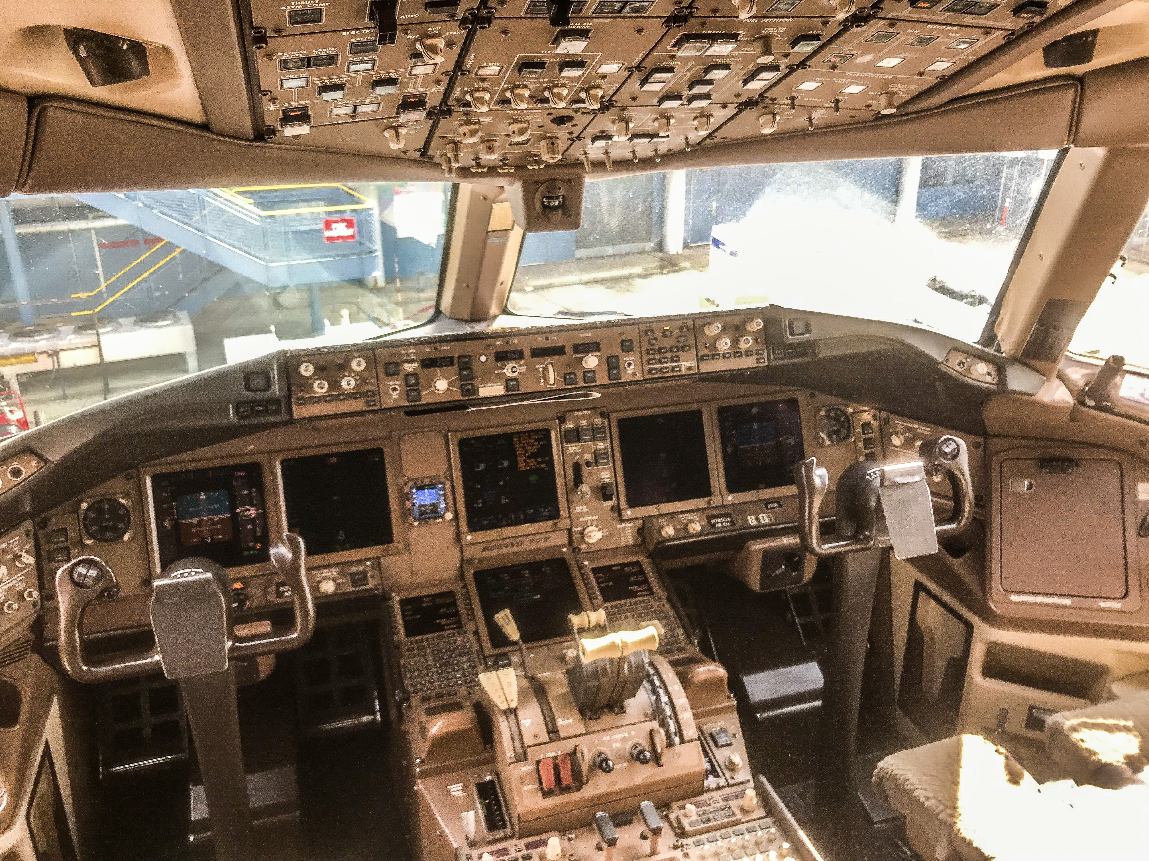 Full size: United Airlines Boeing 777-200ER N785UA at Chicago O'Hare International Airport