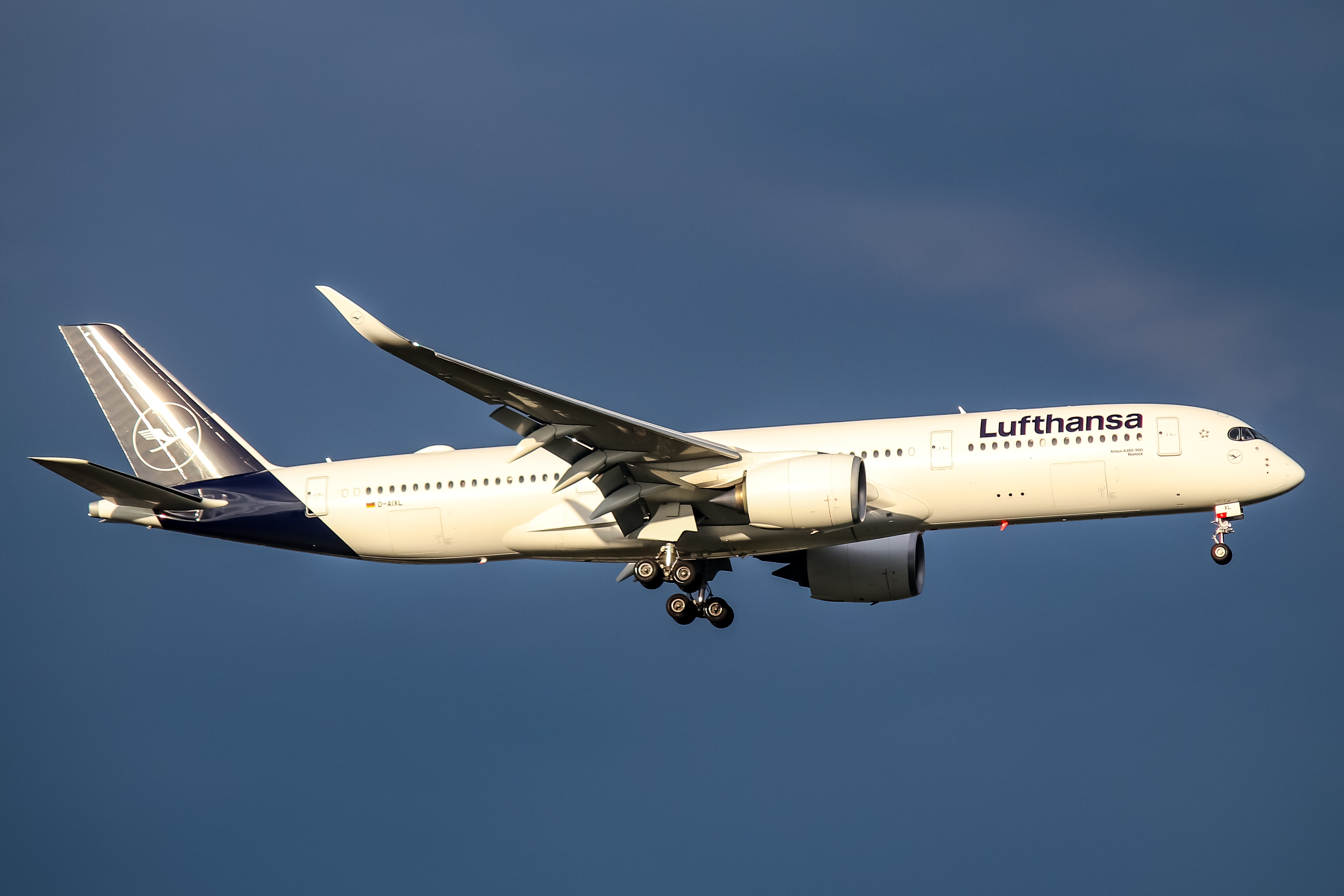 Full size: Lufthansa Airbus A350-900 D-AIXL at Washington Dulles International Airport