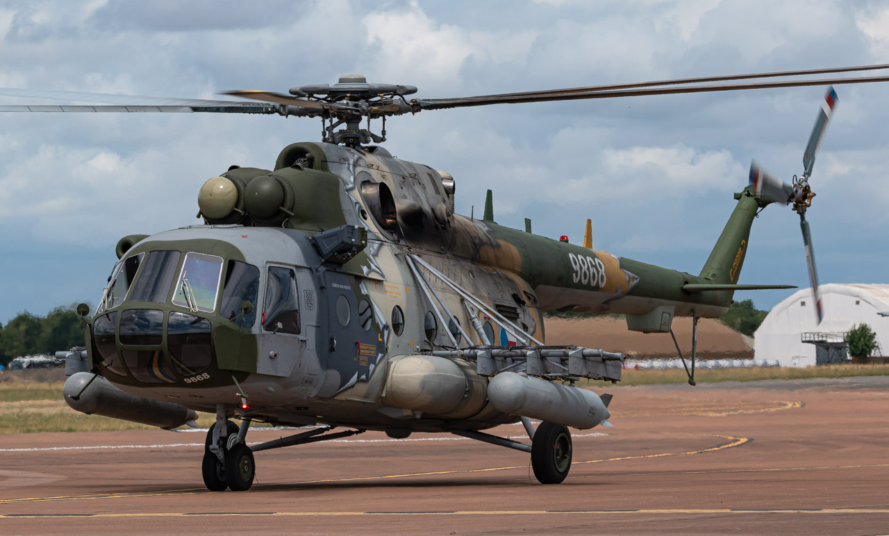 Full size: Czech Air Force Mil Mi-171 9868 at Fairford Airport