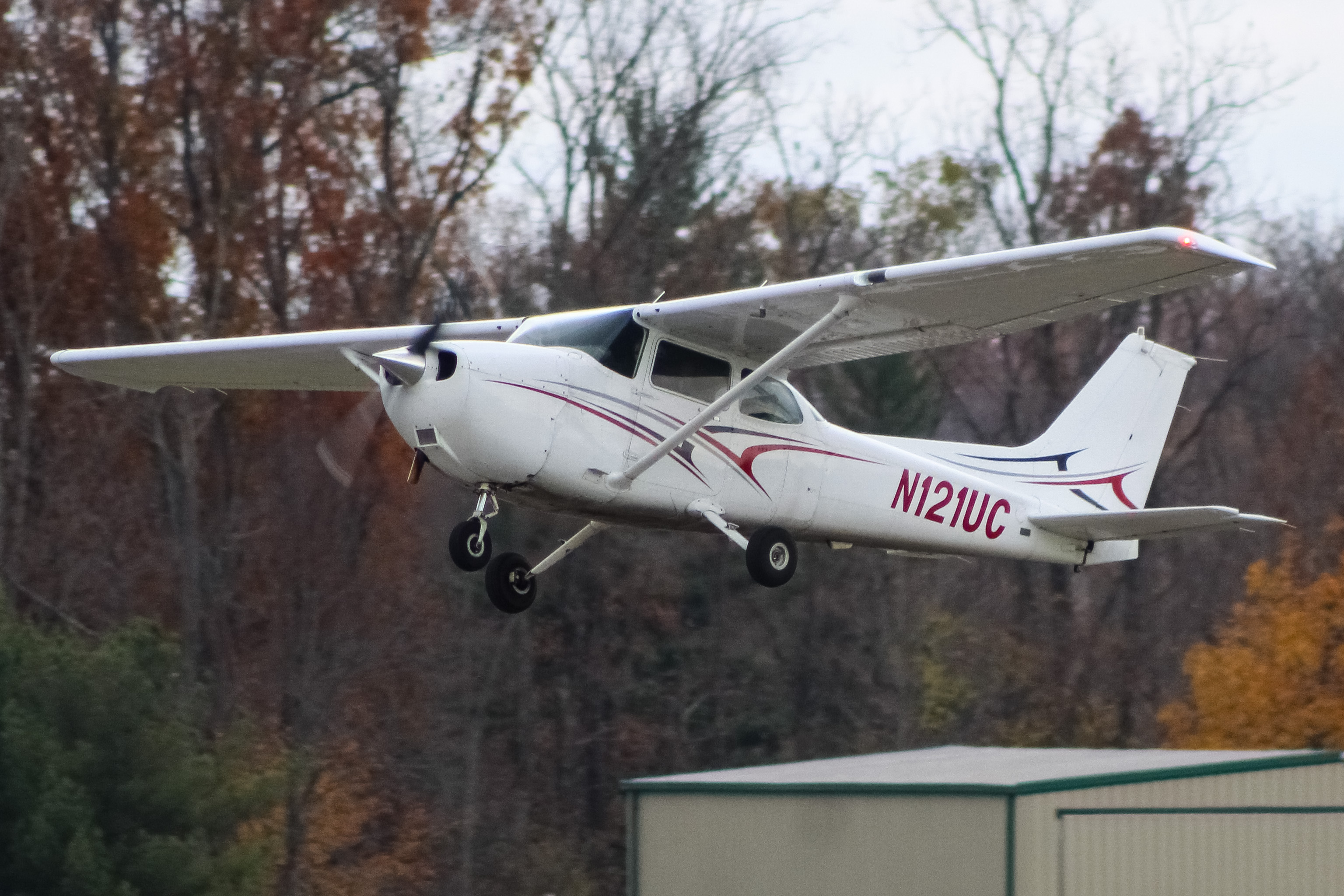 Full size: PRIVATE Cessna 172 N121UC at Clermont County Airport
