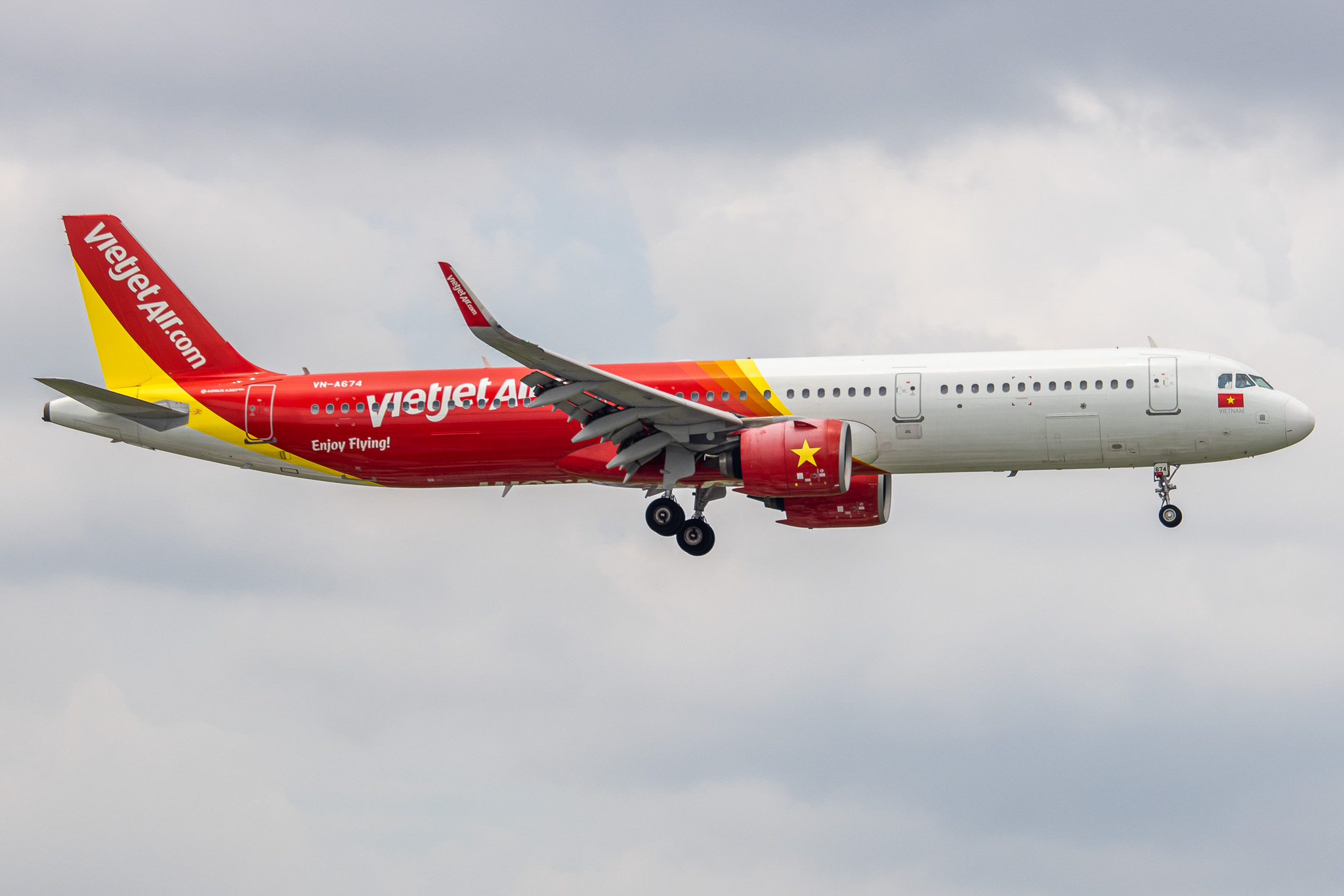 Full size: VietJet Air Airbus A321NEO VN-A676 at Tan Son Nhat International Airport