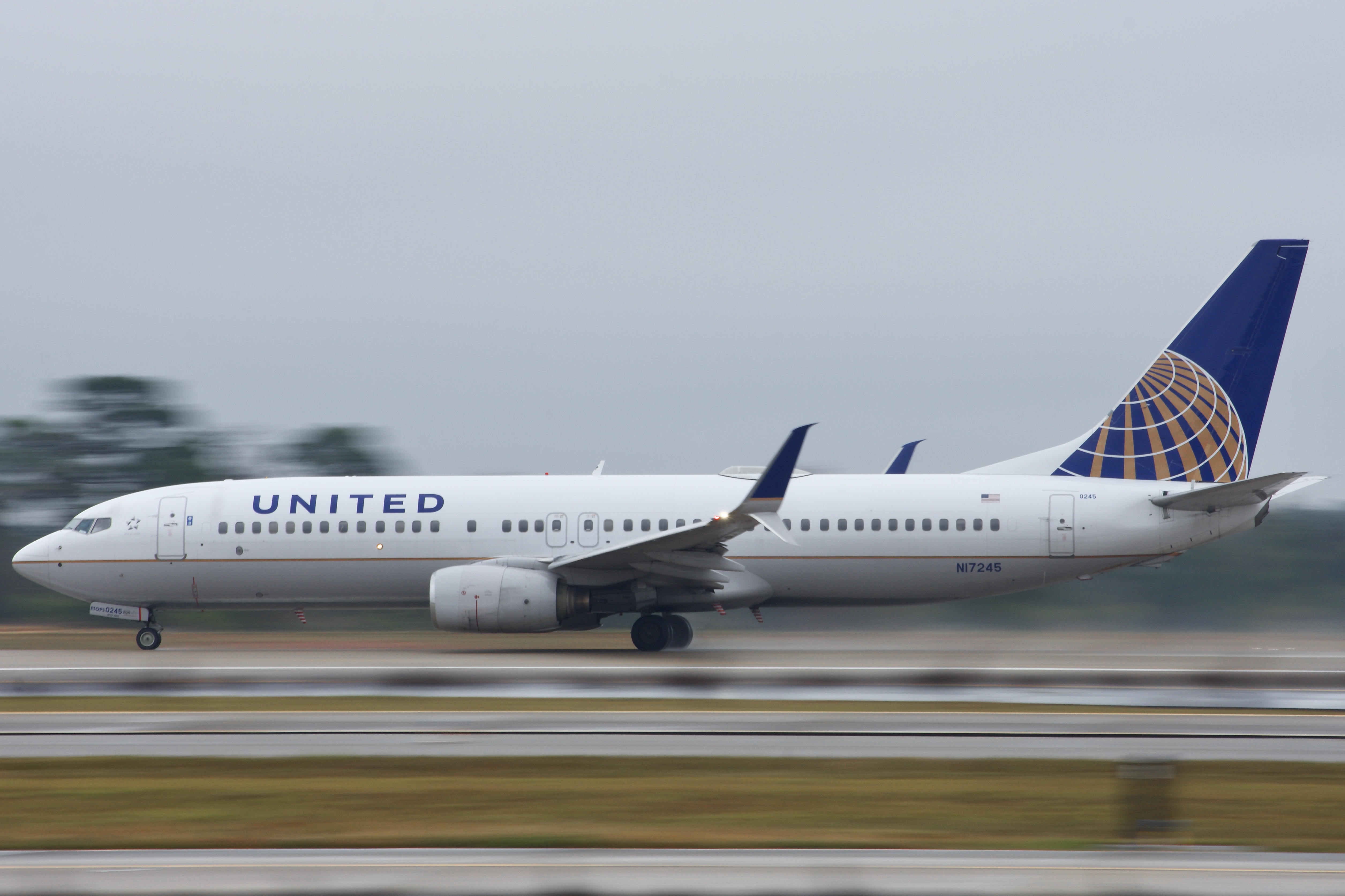 Full size: United Airlines Boeing 737-800 N17245 at Orlando International Airport