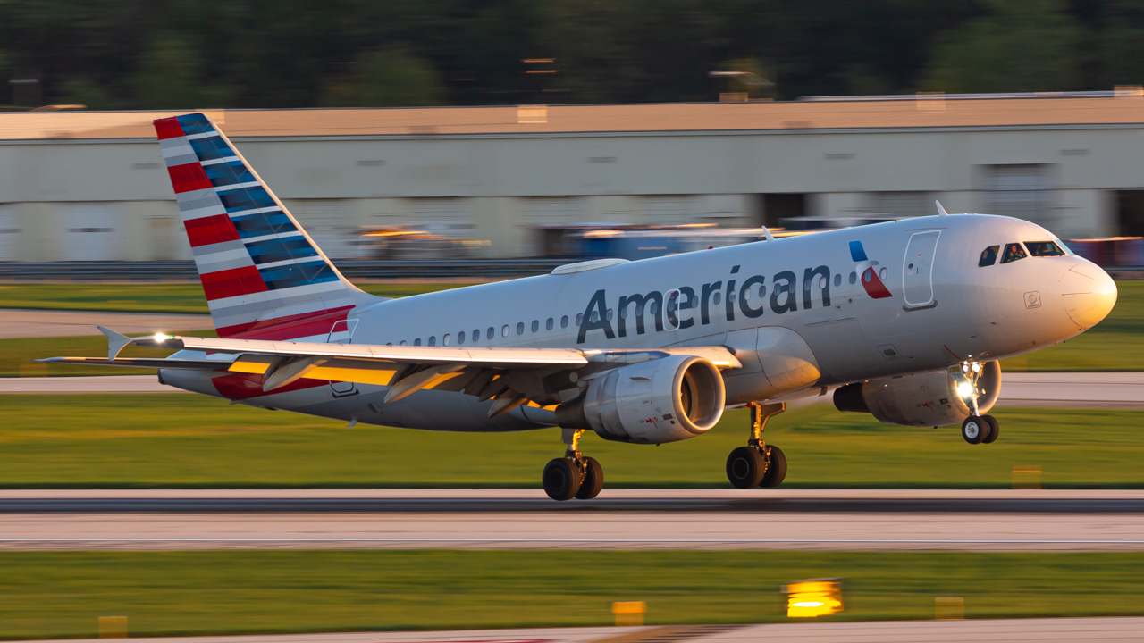 Full size: American Airlines Airbus A319 N711UW at John Glenn Columbus International Airport