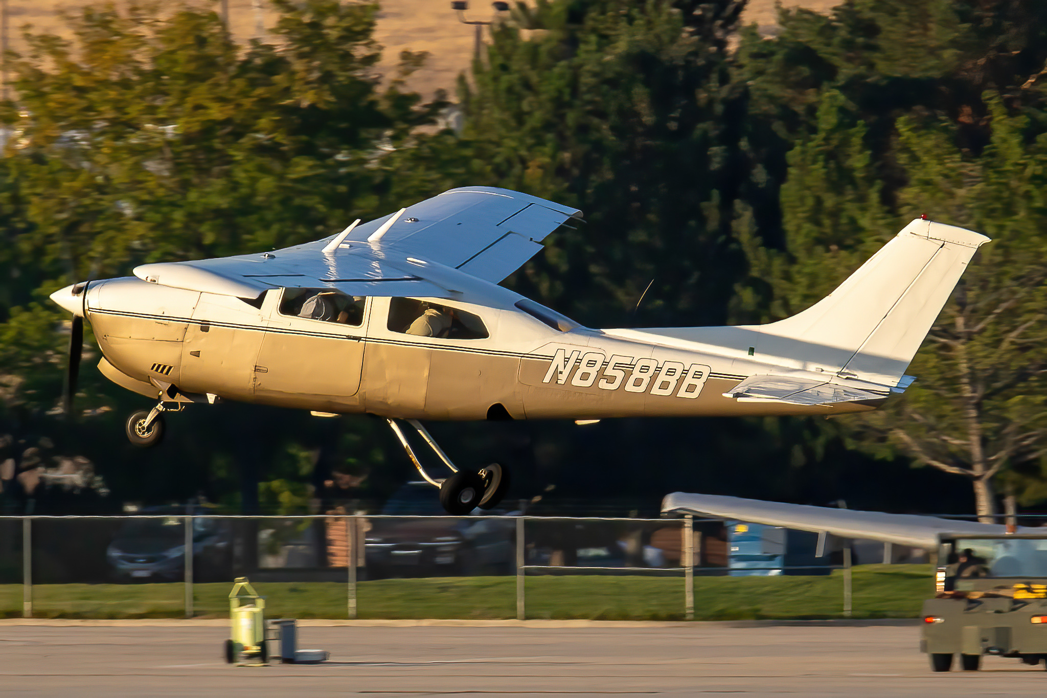 Full size: PRIVATE Cessna T210N Turbo Centurion N858BB at Boise Air Terminal/Gowen Field