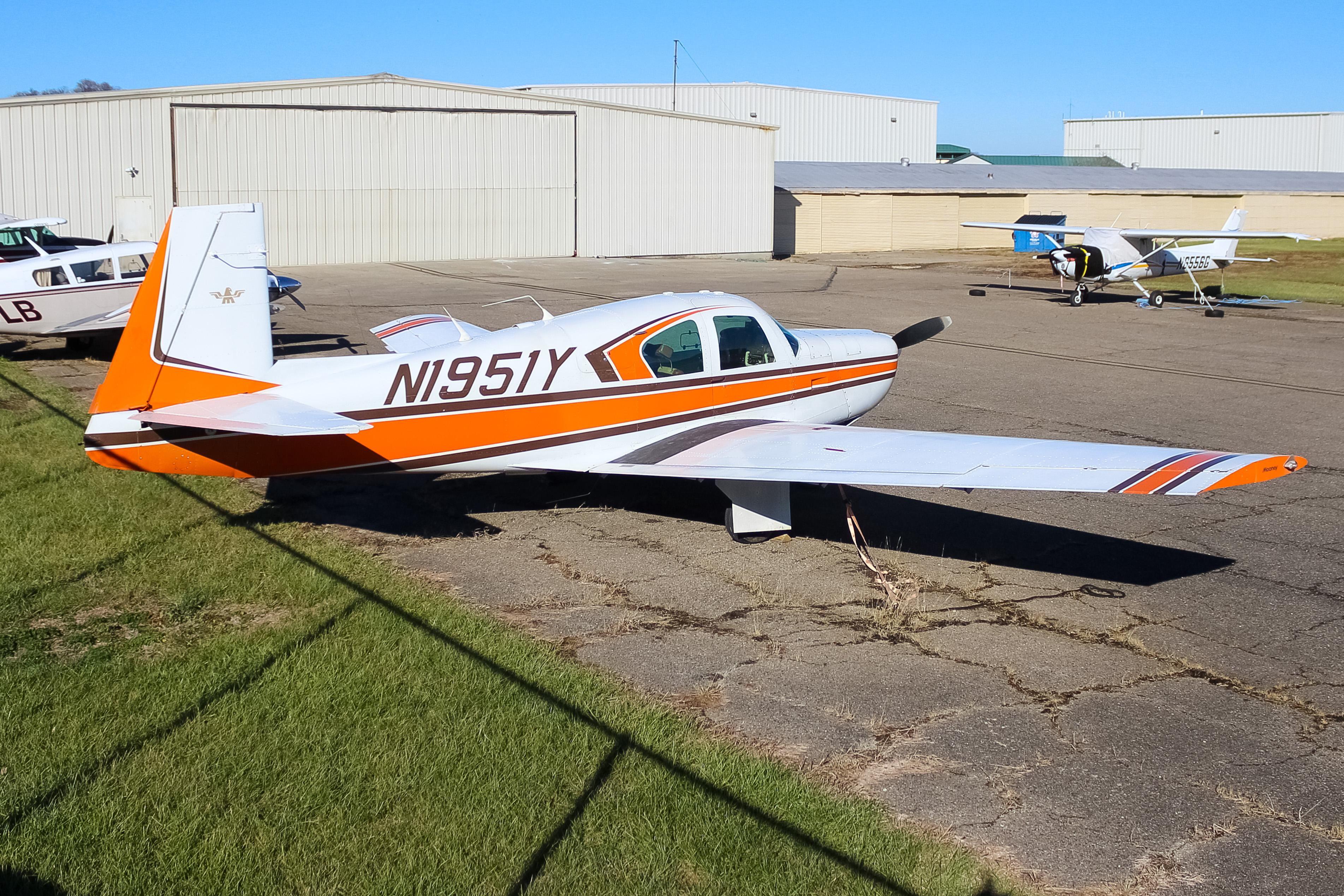 Full size: PRIVATE  Mooney M20E N1951Y at Cincinnati Municipal Airport/Lunken Field