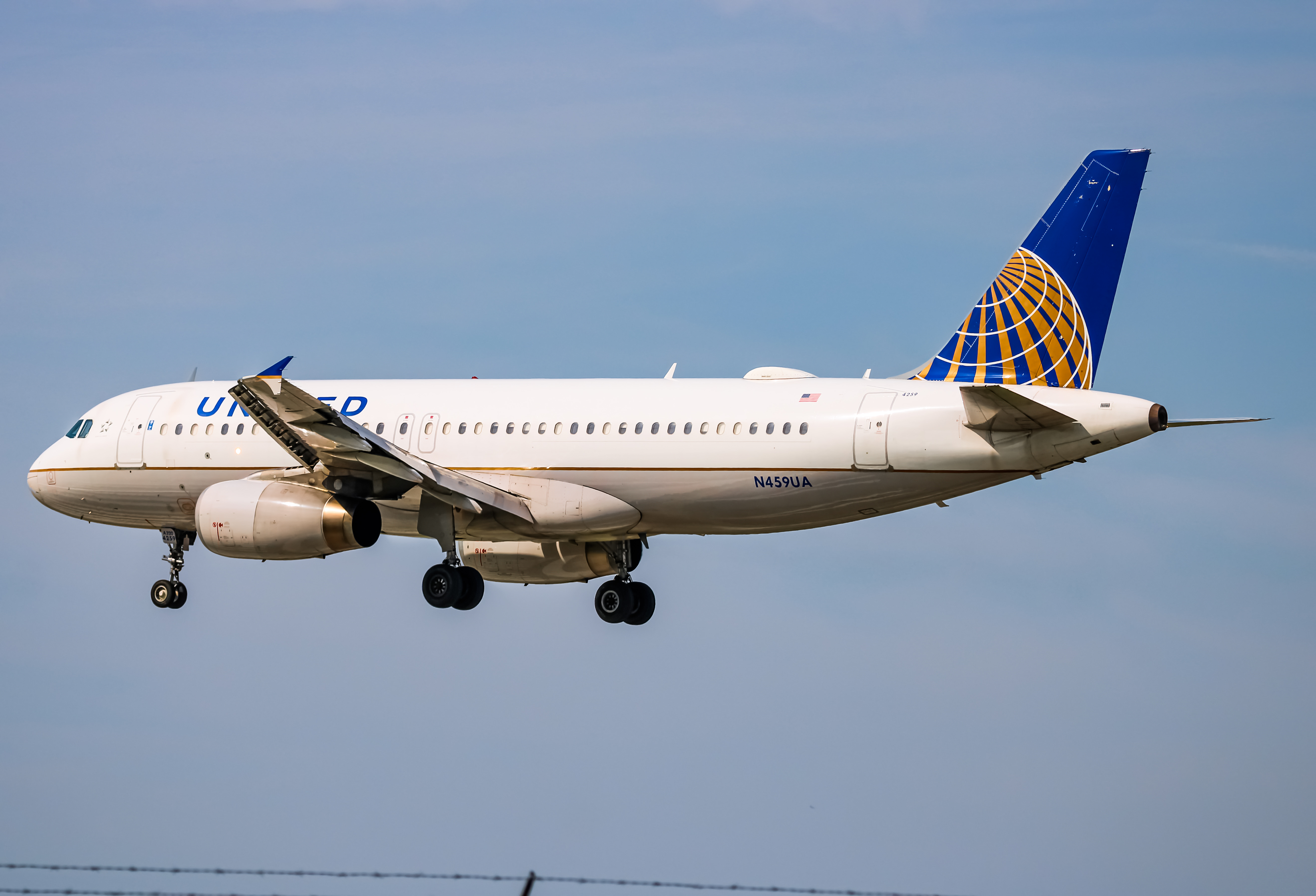 Full size: United Airlines Airbus A320 N459UA at Baltimore/Washington International Thurgood Marshall Airport