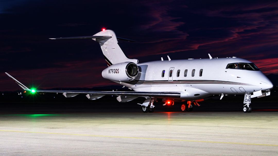 Full size: NetJets Bombardier Challenger 350  N793QS at Northern Colorado Regional Airport