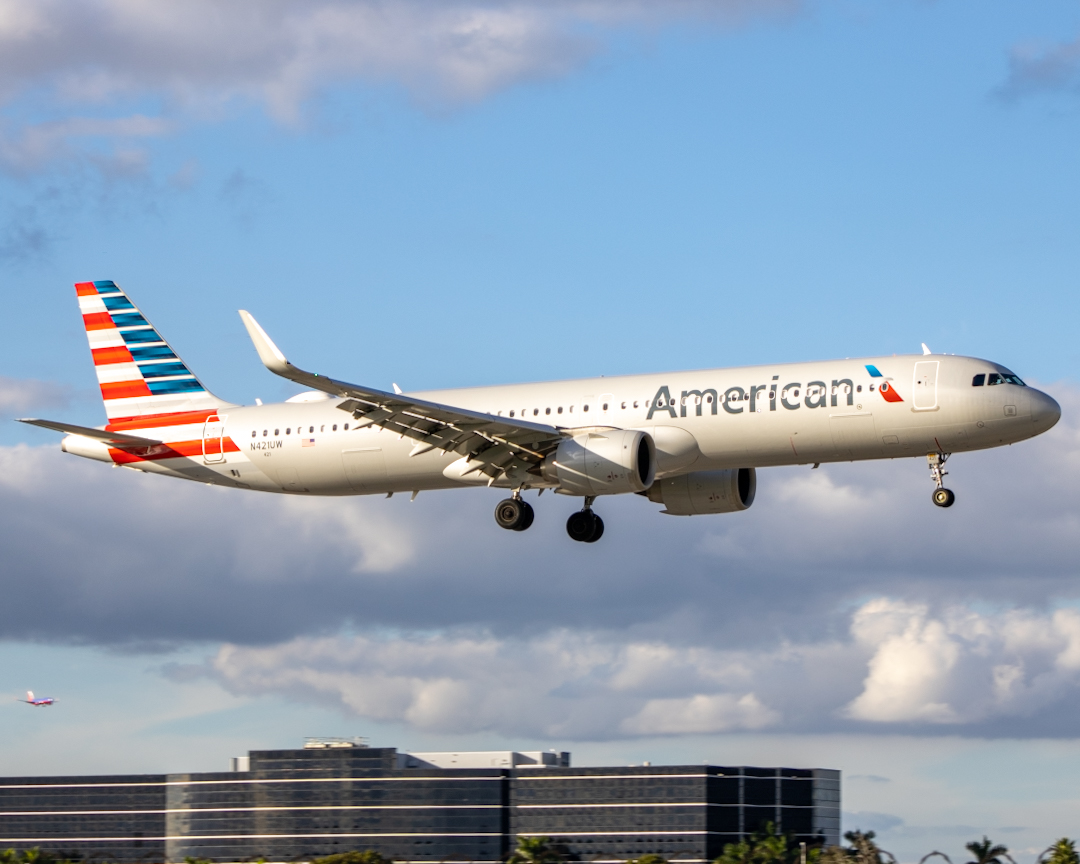 Full size: American Airlines Airbus A321NEO N421UW at Miami International Airport