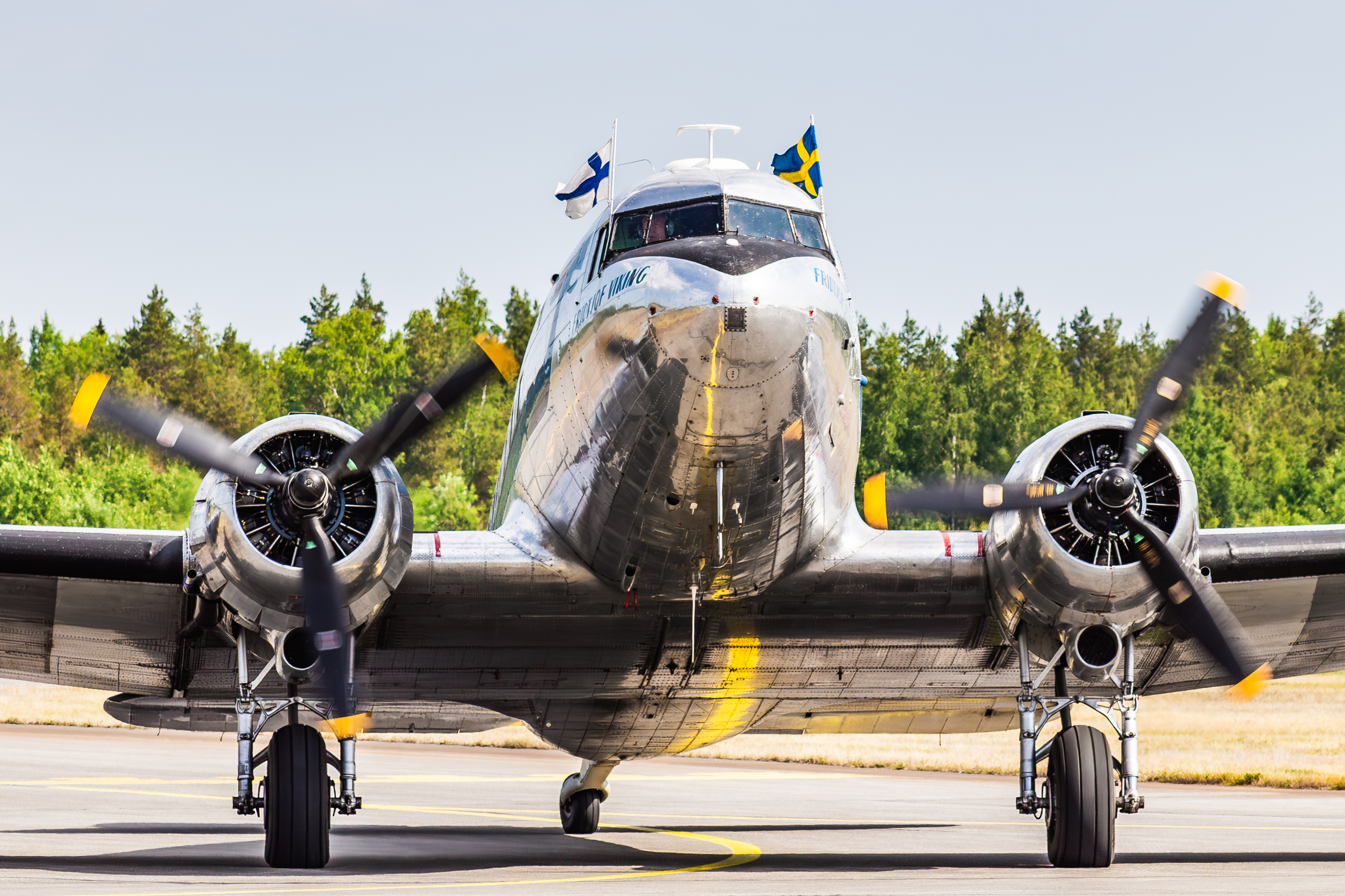 Full size: Flygande Veteraner Douglas DC-3 SE-CFP at Turku Airport