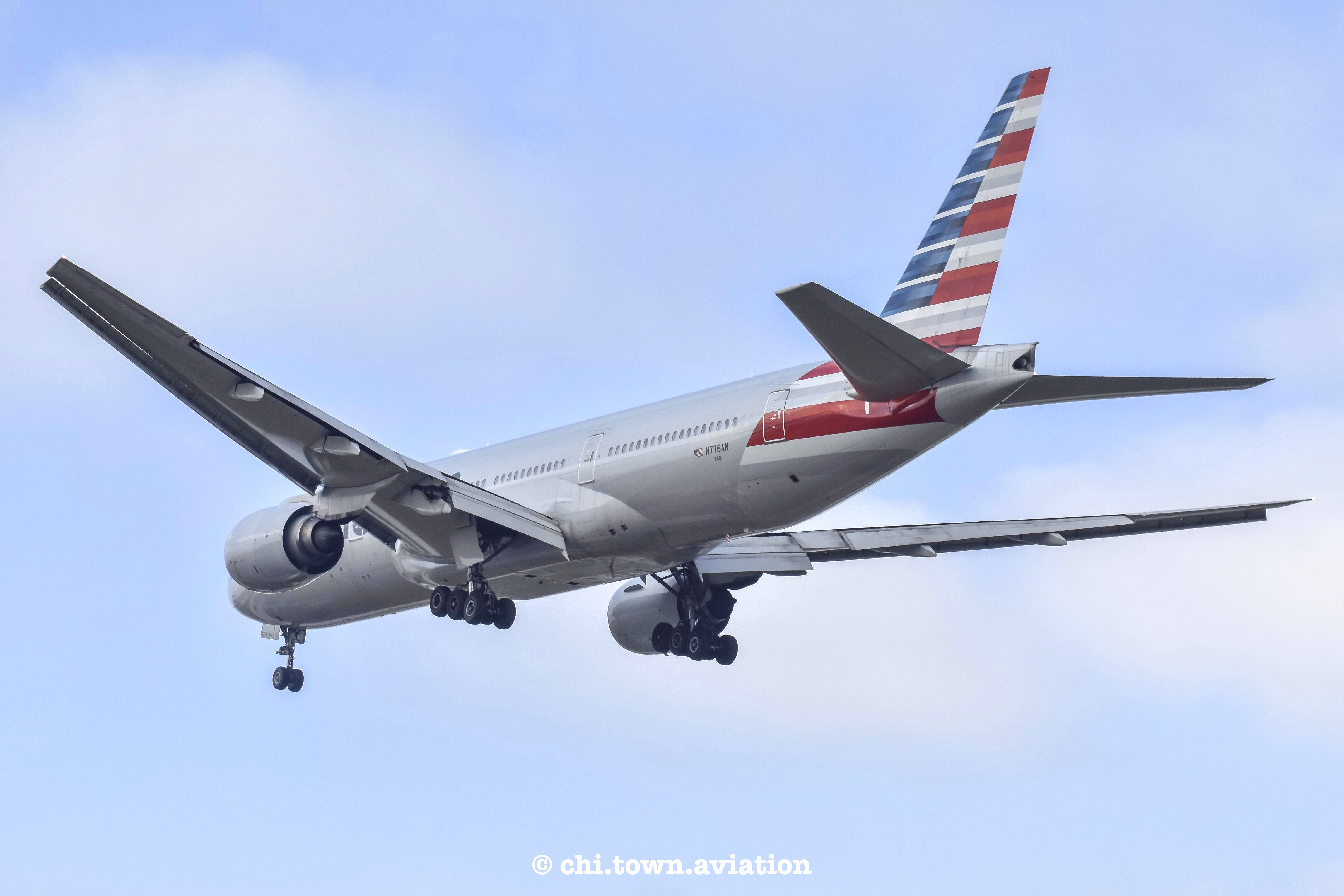 Full size: American Airlines Boeing 777-200 N776AN at Chicago O'Hare International Airport