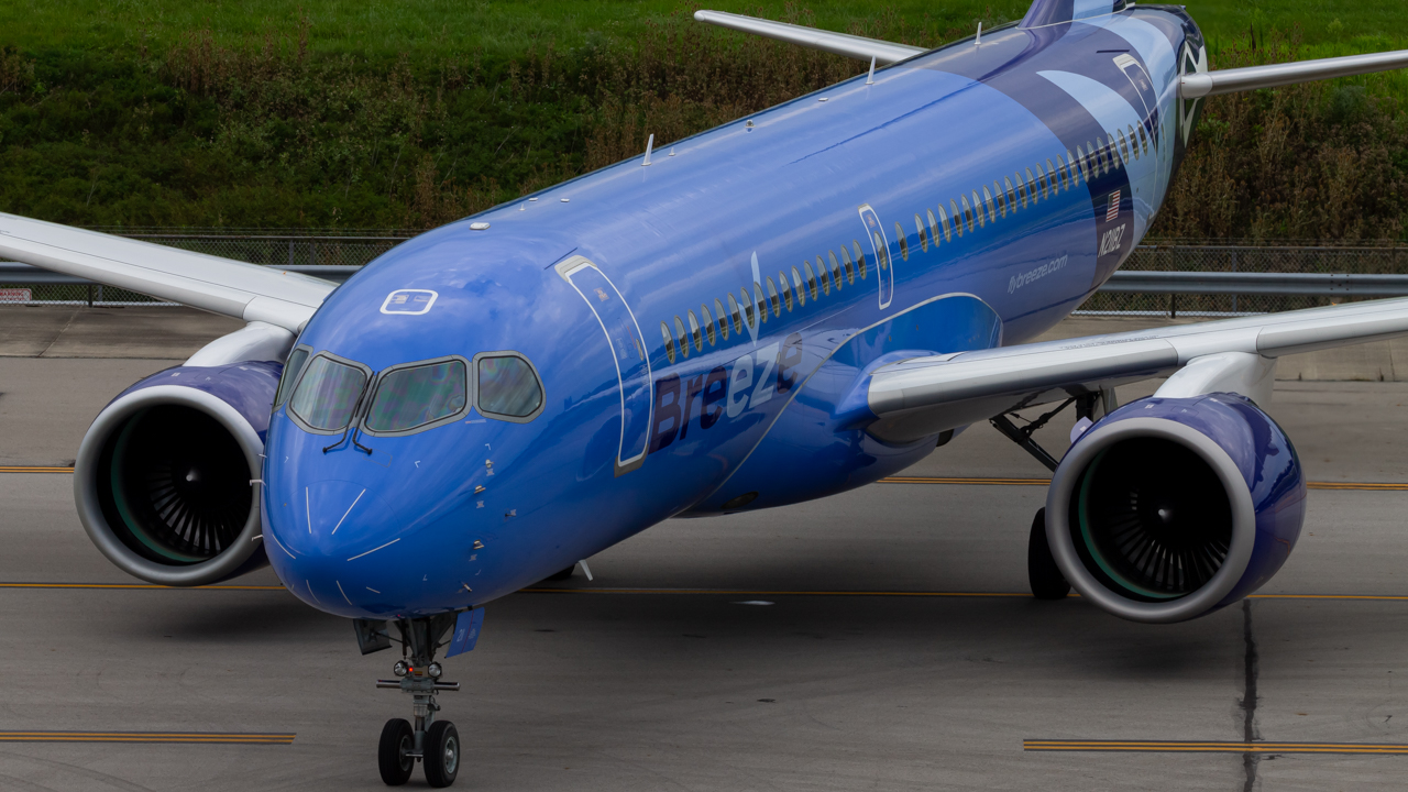 Full size: Breeze Airways Airbus A220-100 N211BZ at John Glenn Columbus International Airport