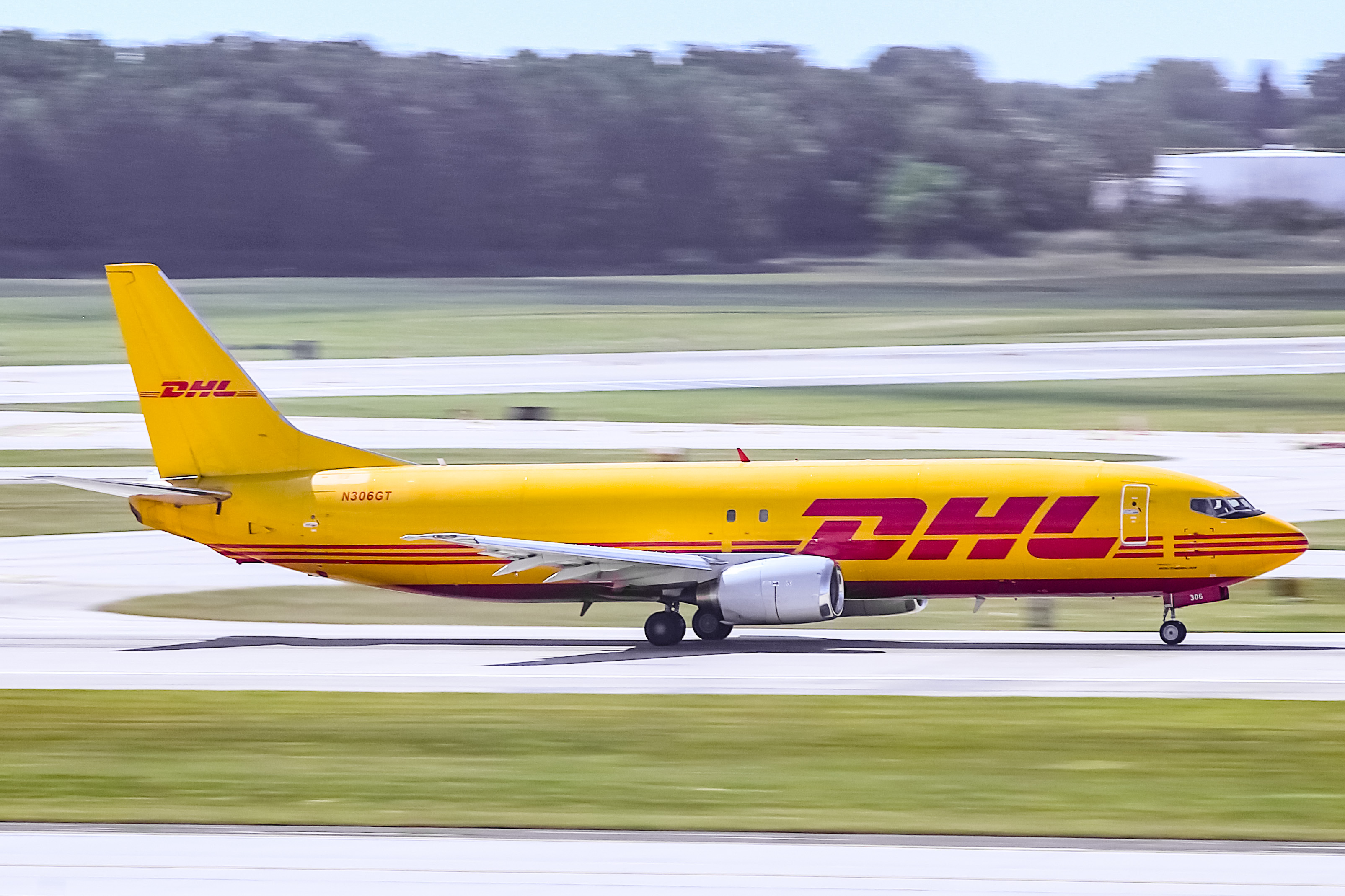Full size: DHL Boeing 737-400 N306GT at General Mitchell International Airport