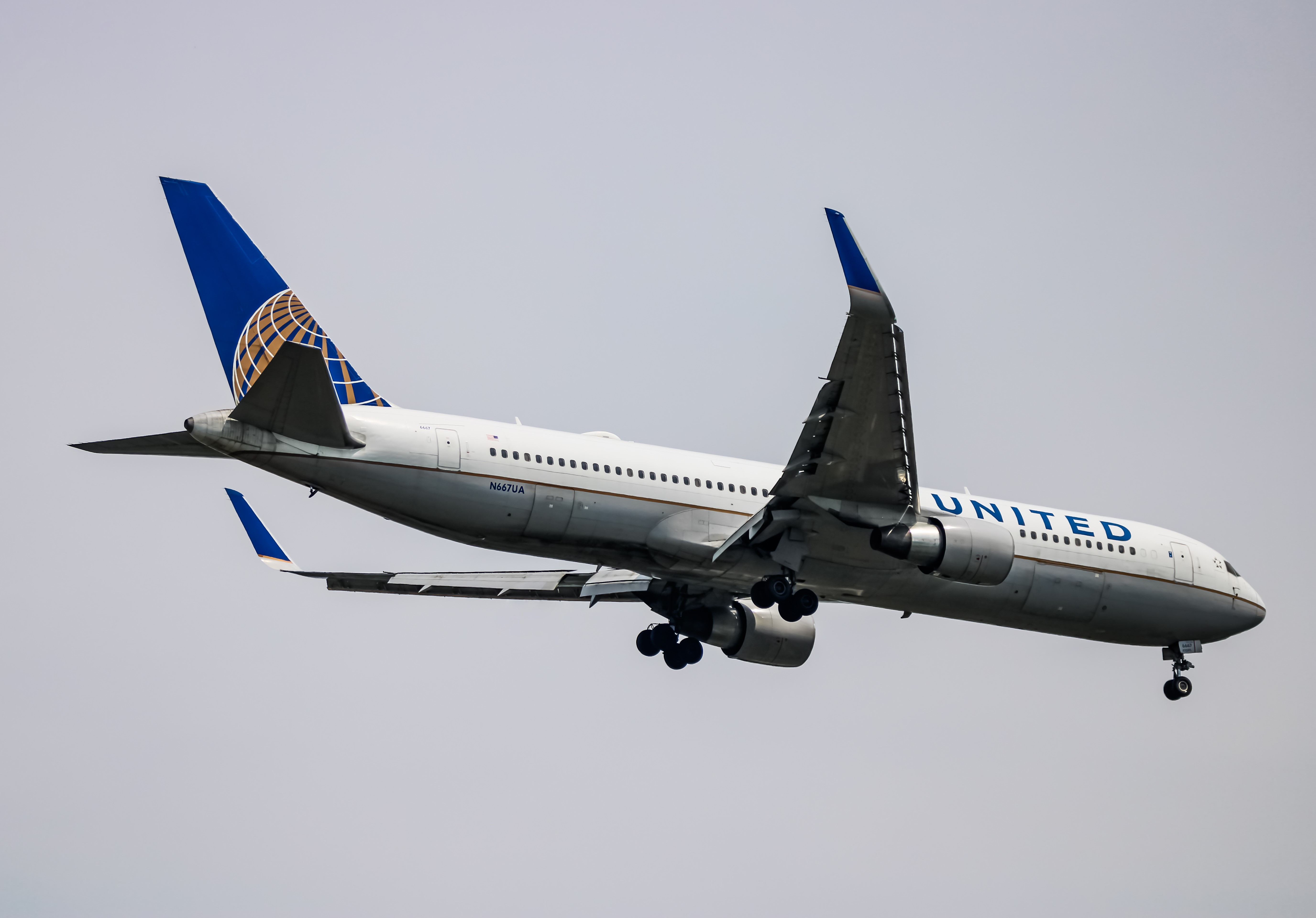 Full size: United Airlines Boeing 767-300ER N667UA at Washington Dulles International Airport