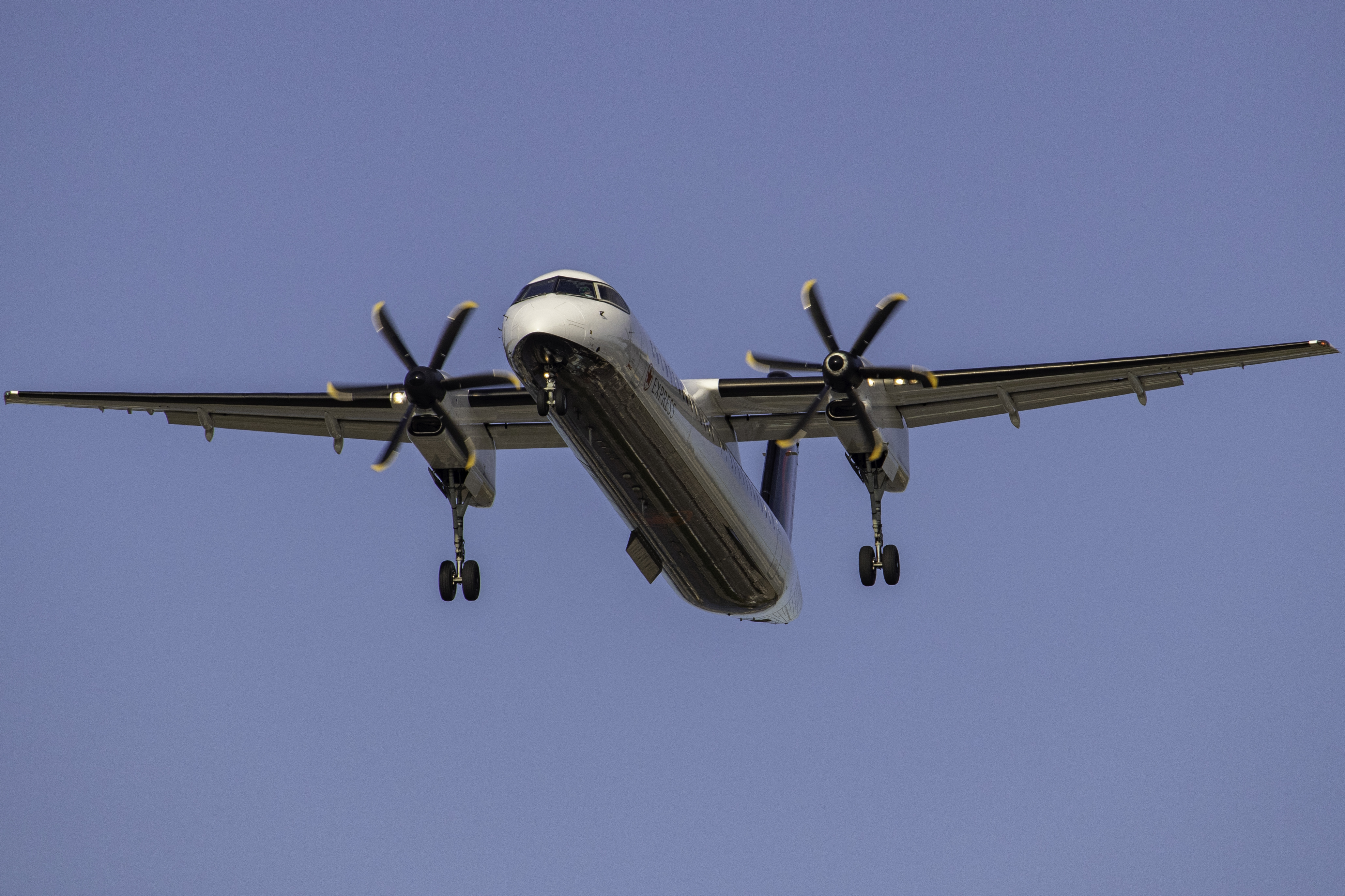 Full size: Air Canada Express De Havilland DHC-8 C-GGMZ at Vancouver International Airport
