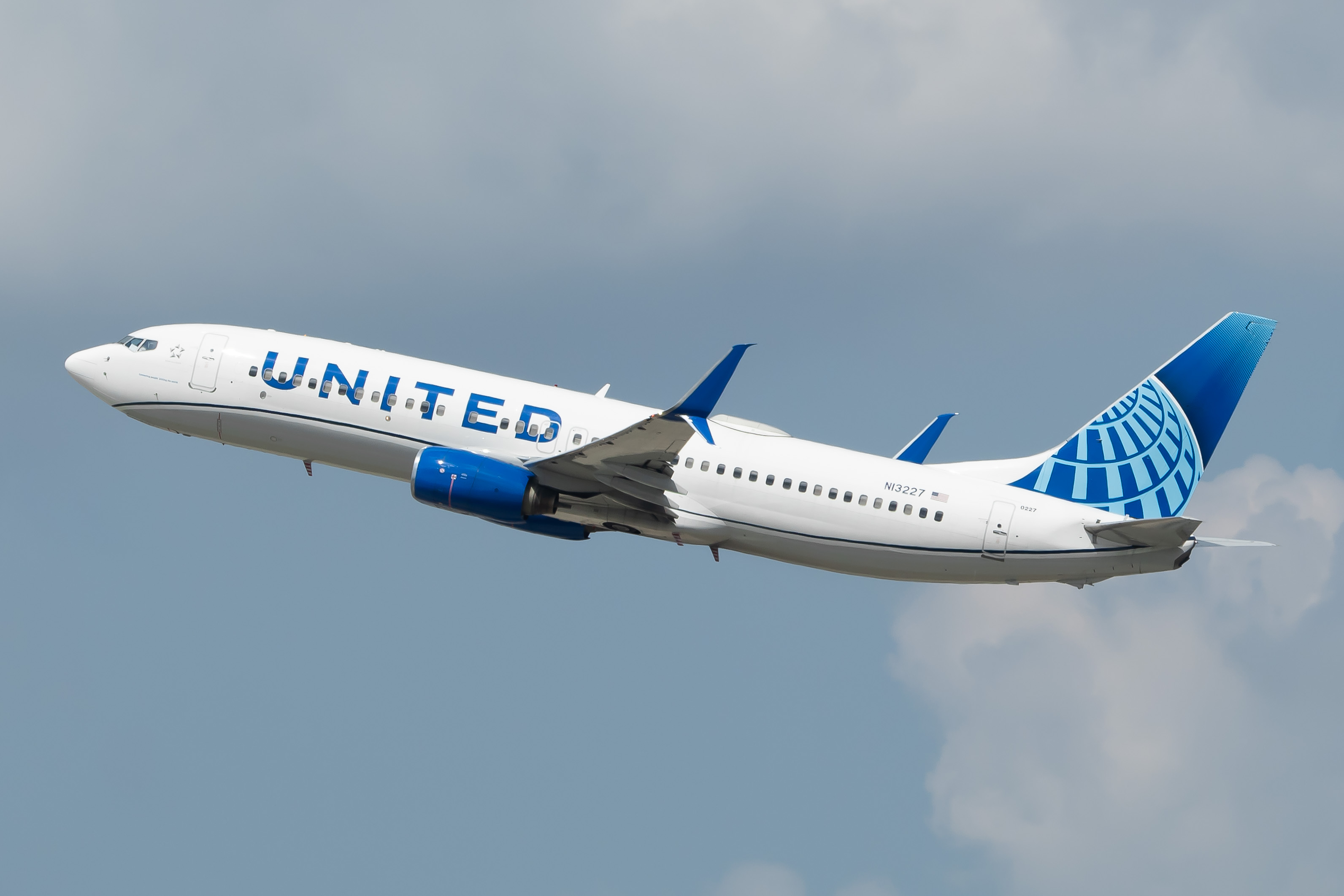Full size: United Airlines Boeing 737-800 N13227 at Newark Liberty International Airport