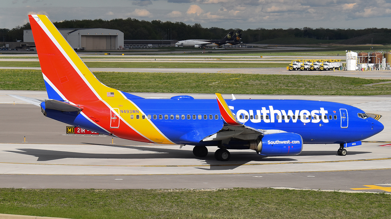 Full size: Southwest Airlines Boeing 737-700 N493WN at Detroit Metro Wayne County Airport