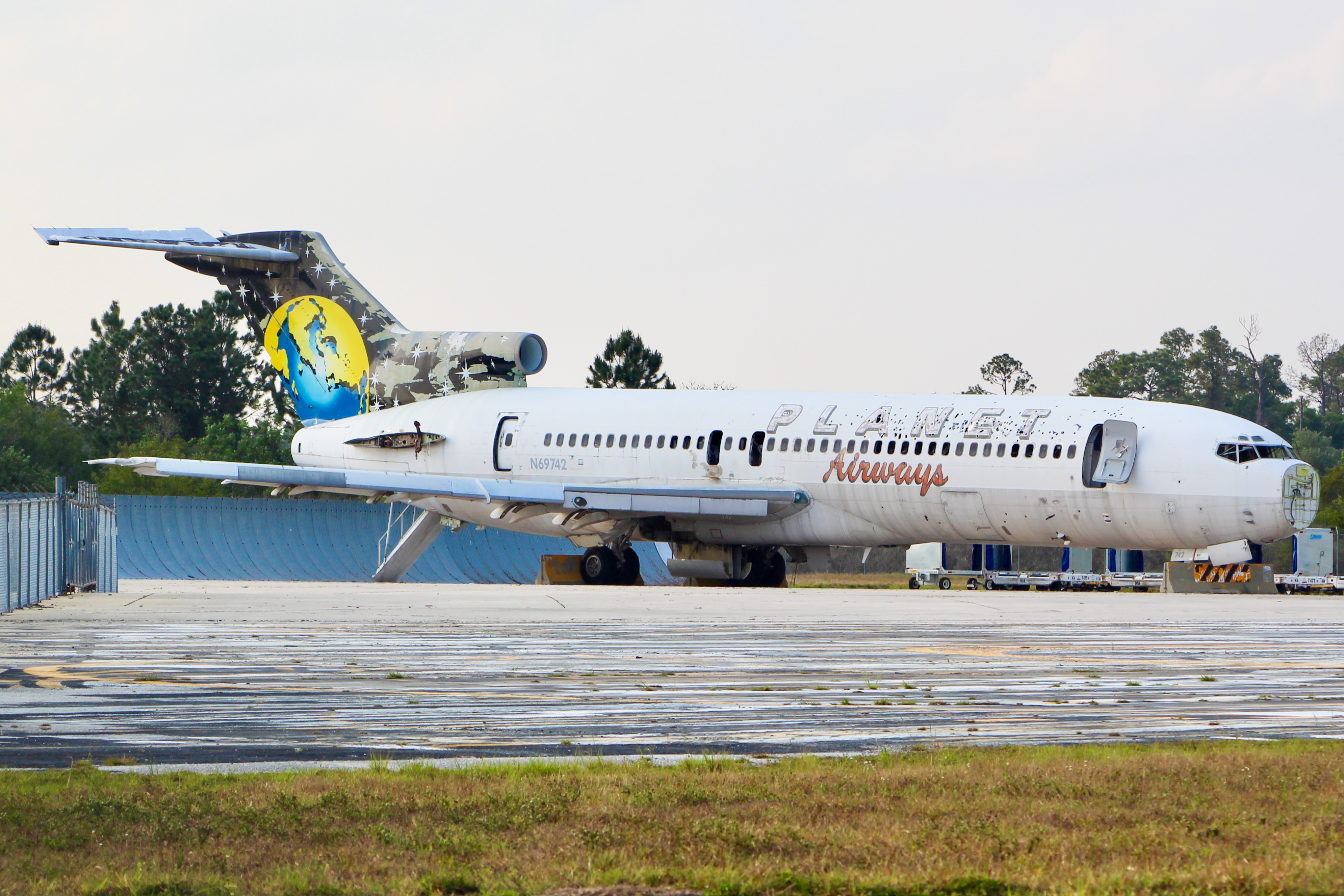 Full size: Planet Airways Boeing 727-700 N69742 at Orlando International Airport