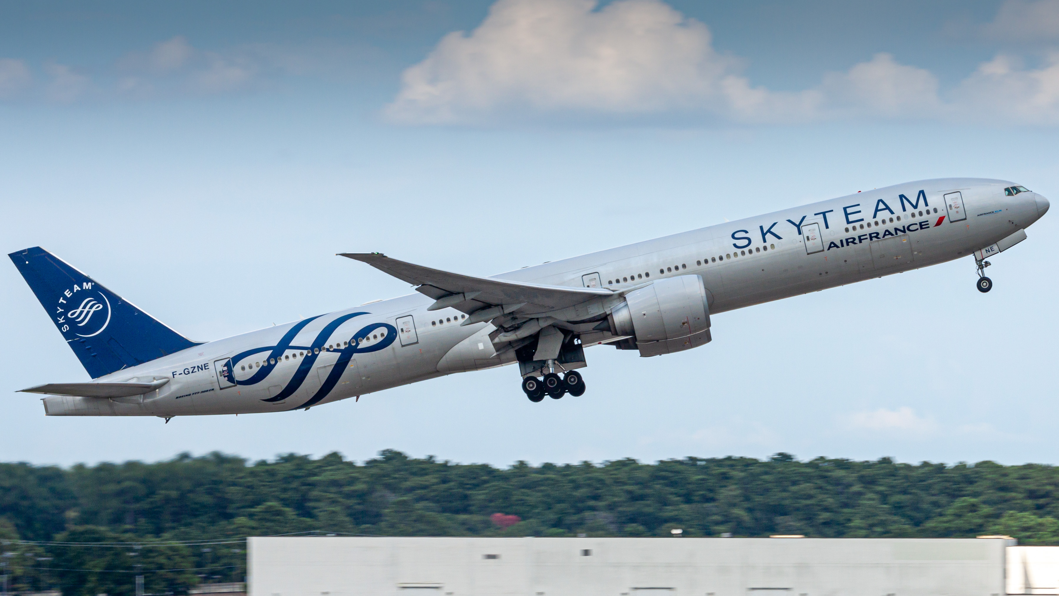 Full size: Air France Boeing 777-300ER F-GZNE at Houston-George Bush Intercontinental Airport