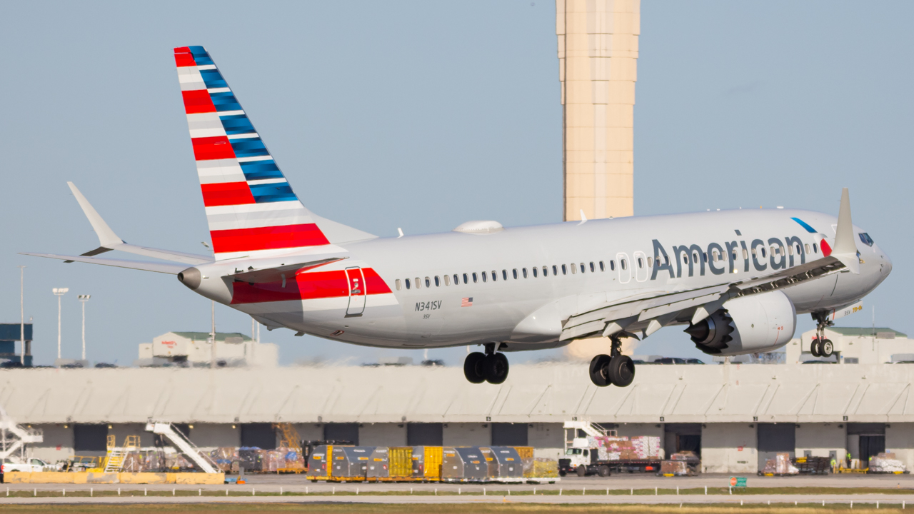 Full size: American Airlines Boeing 737 MAX 8 N341SV at Miami International Airport