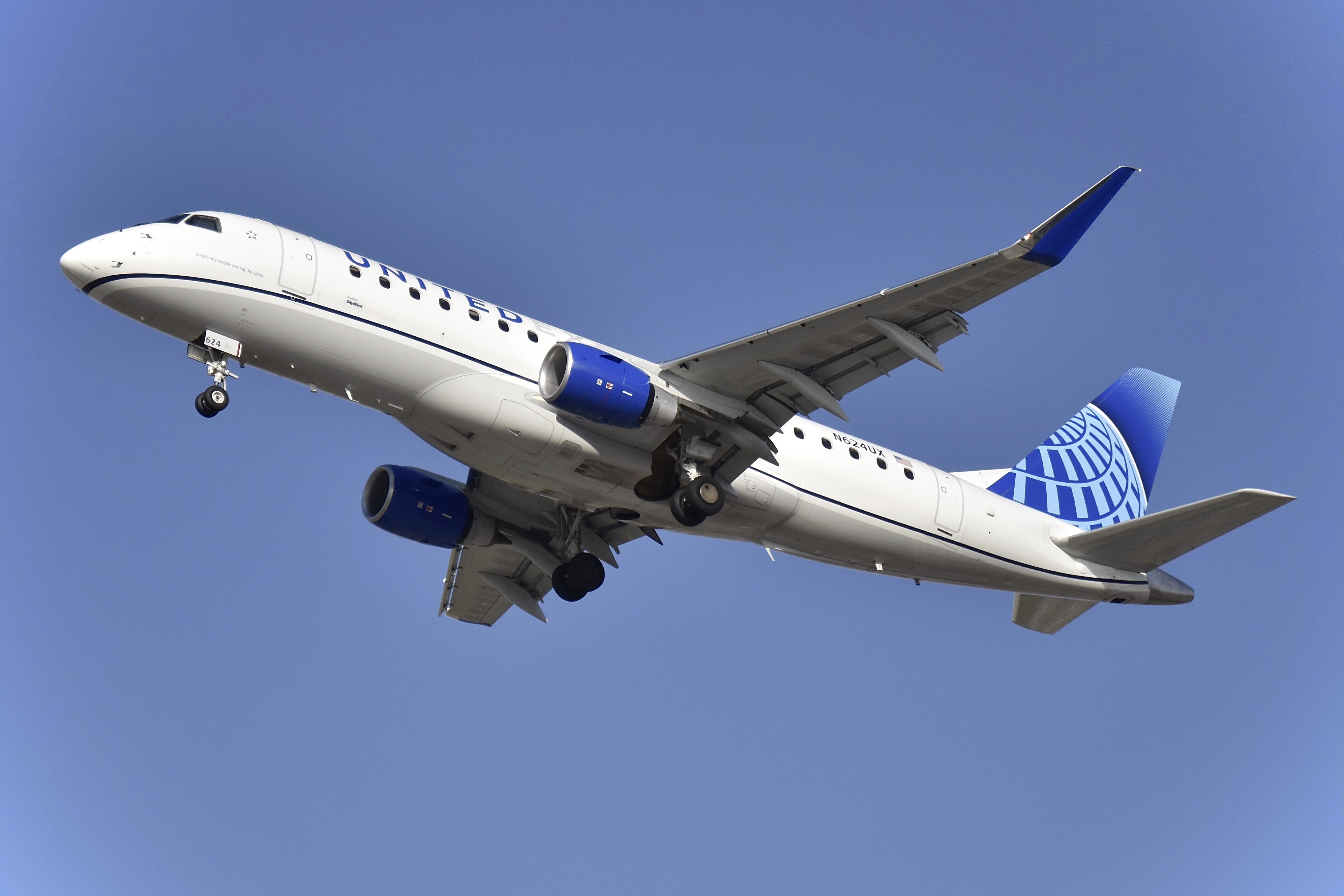 Full size: United Express Embraer E175 N624UX at Chicago O'Hare International Airport