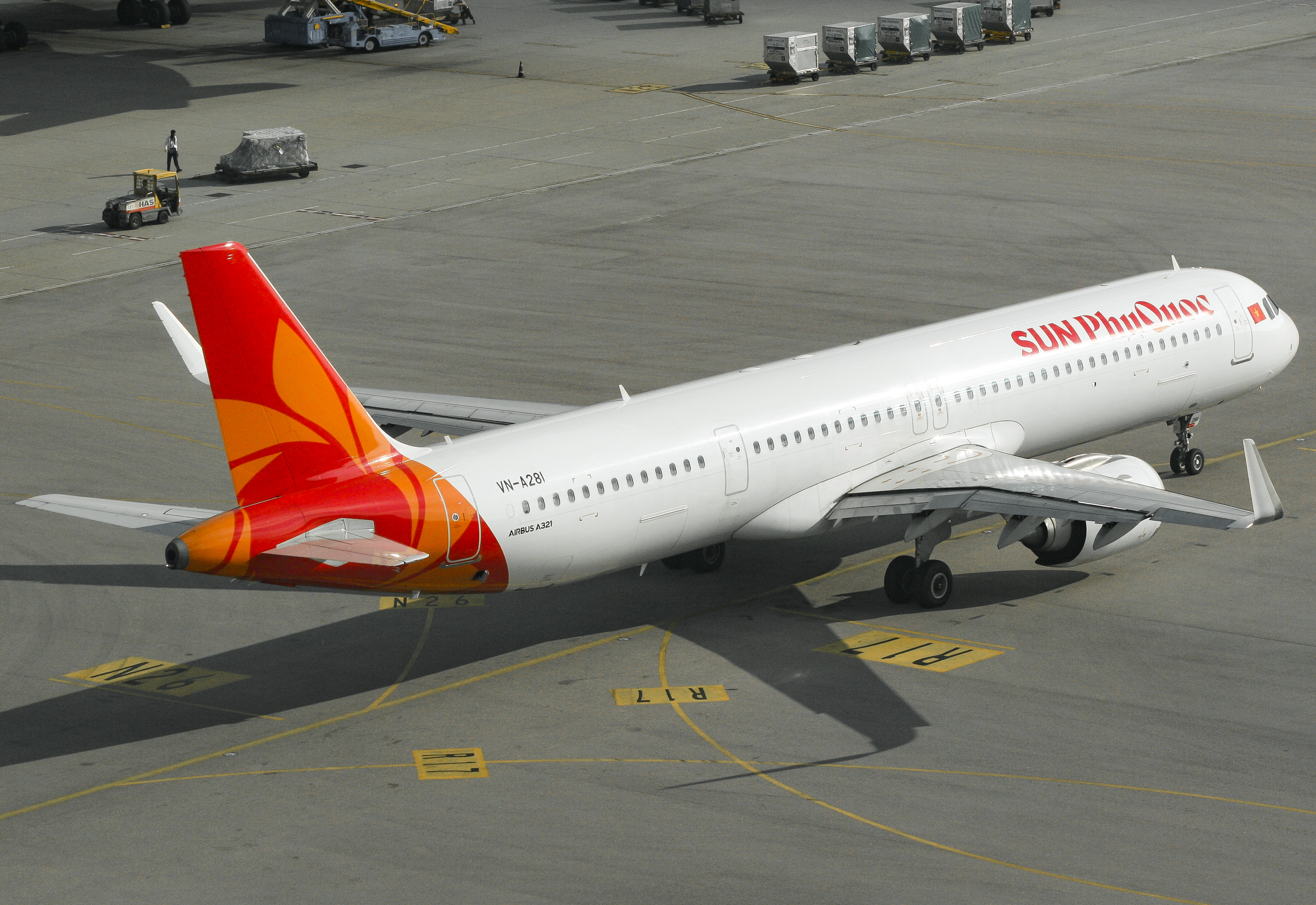 Full size: Sun PhuQuoc Airways Airbus A321NEO VN-A281 at Hong Kong International Airport