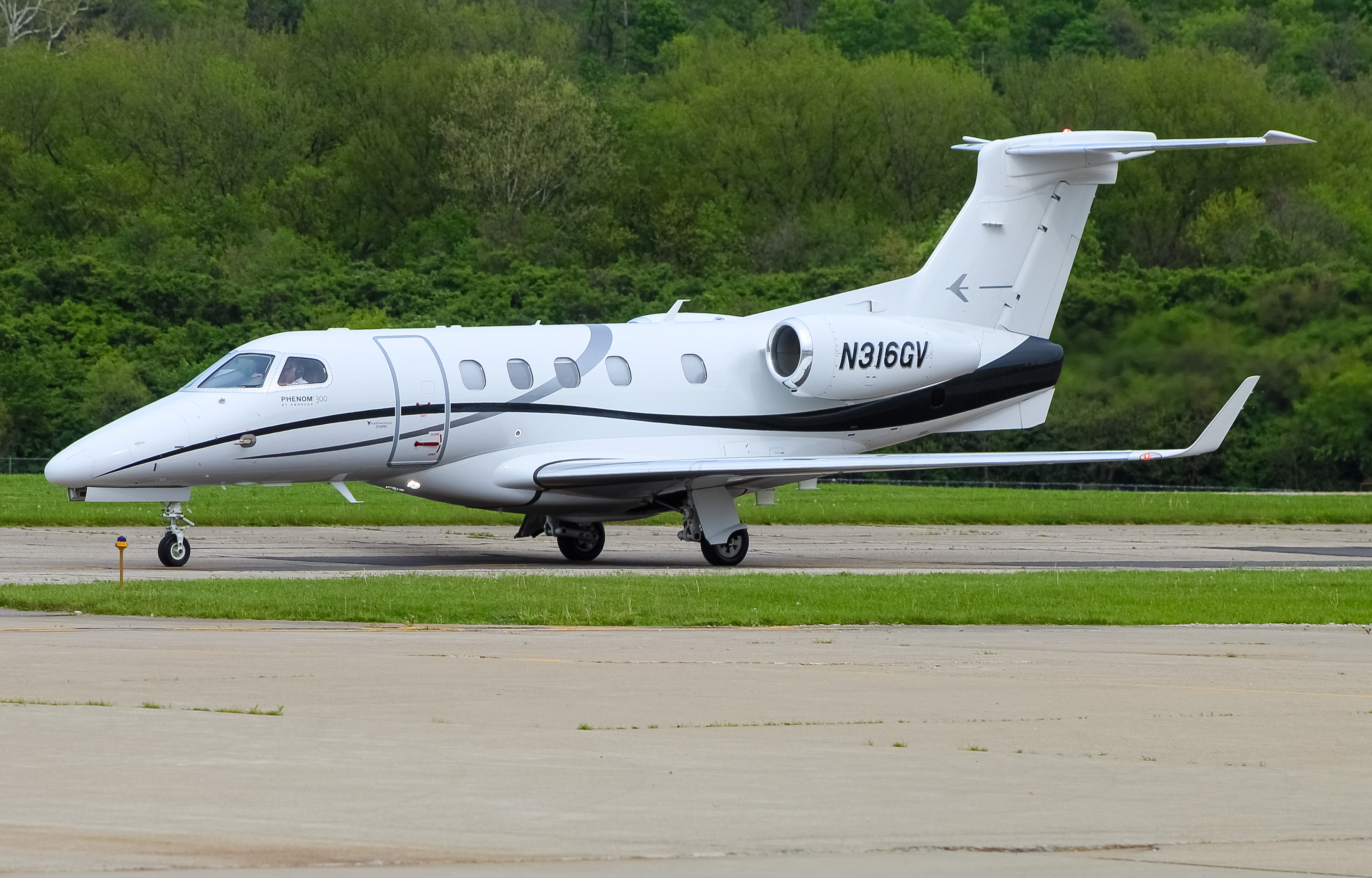 Full size: PRIVATE  Embraer Phenom 300 N316GV at Cincinnati Municipal Airport/Lunken Field