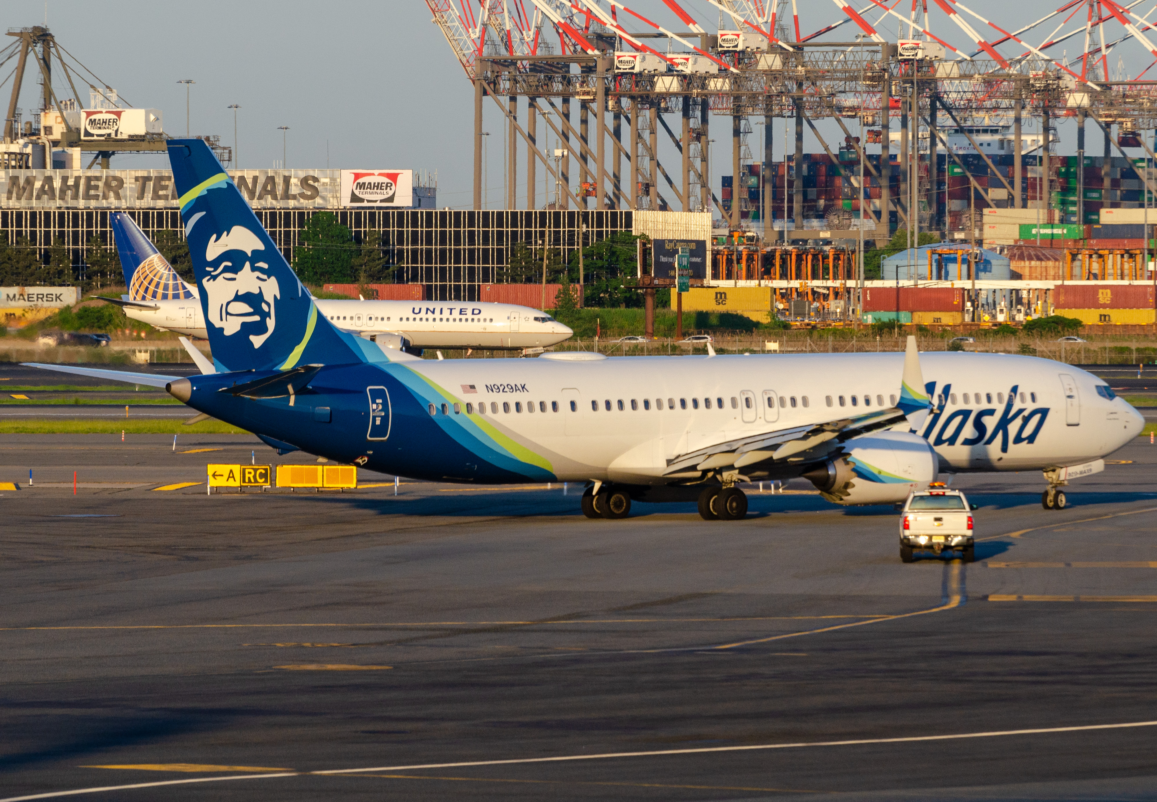 Full size: Alaska Airlines Boeing 737 MAX 9 N929AK at Newark Liberty International Airport