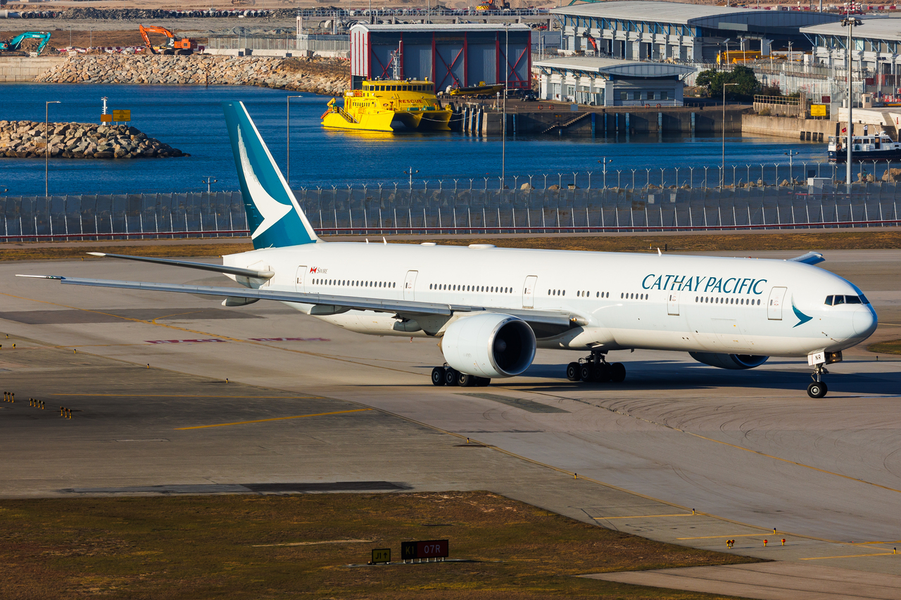 Full size: Cathay Pacific Boeing 777-300ER B-HNR at Hong Kong International Airport